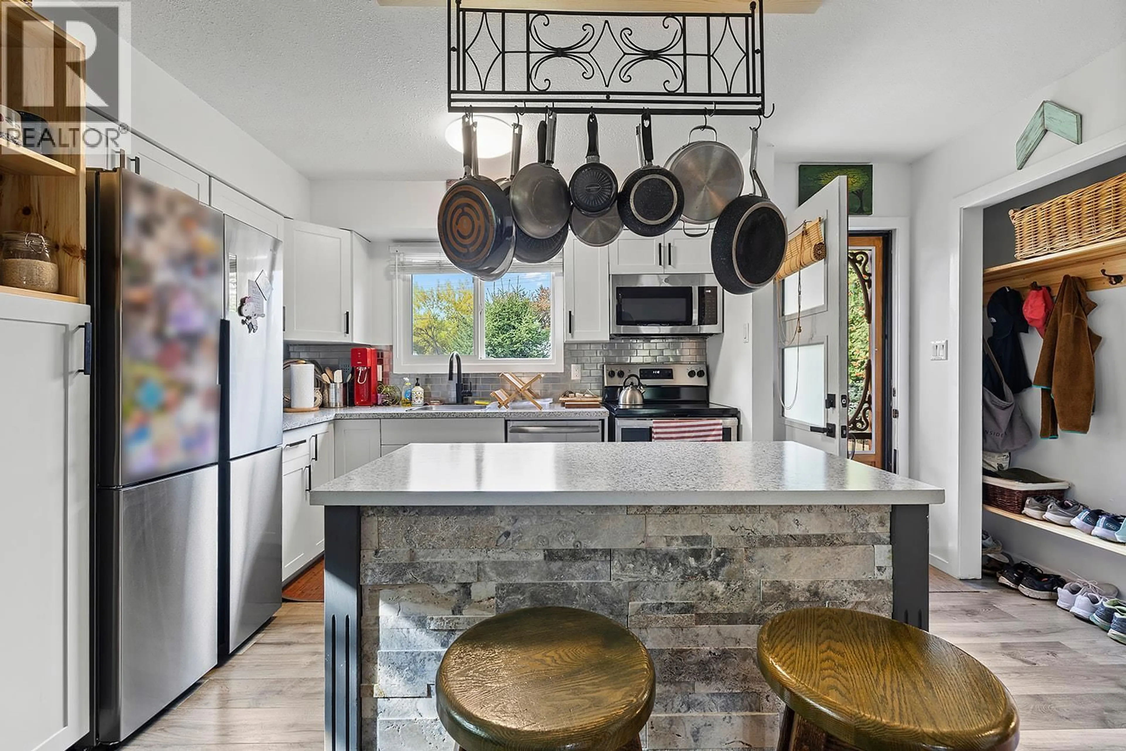 Contemporary kitchen, unknown for 224 23RD AVENUE SOUTH, Creston British Columbia V0B1G5