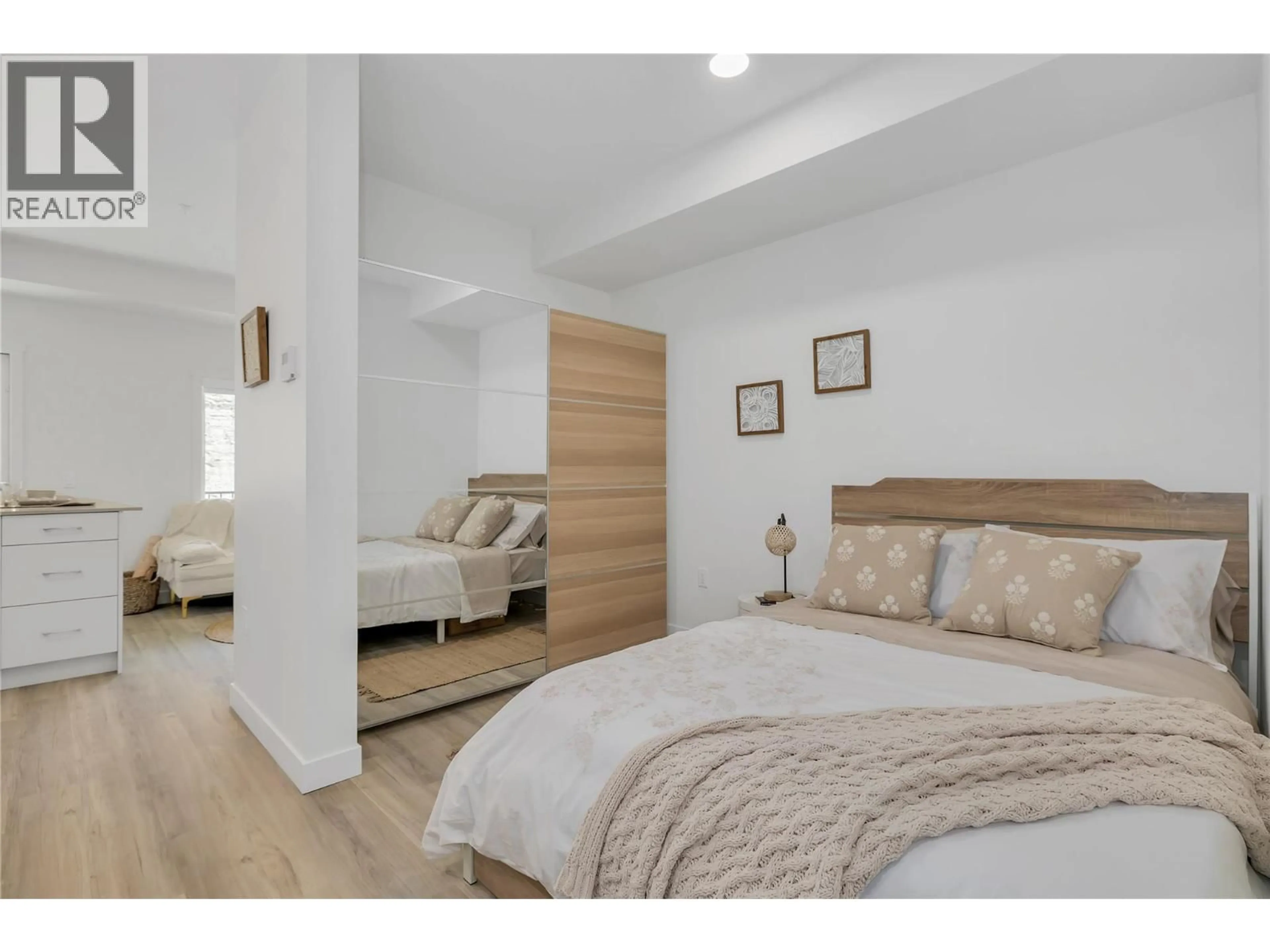 Bedroom with bed, wood/laminate floor for 314 - 1111 FROST ROAD, Kelowna British Columbia V1W0G7