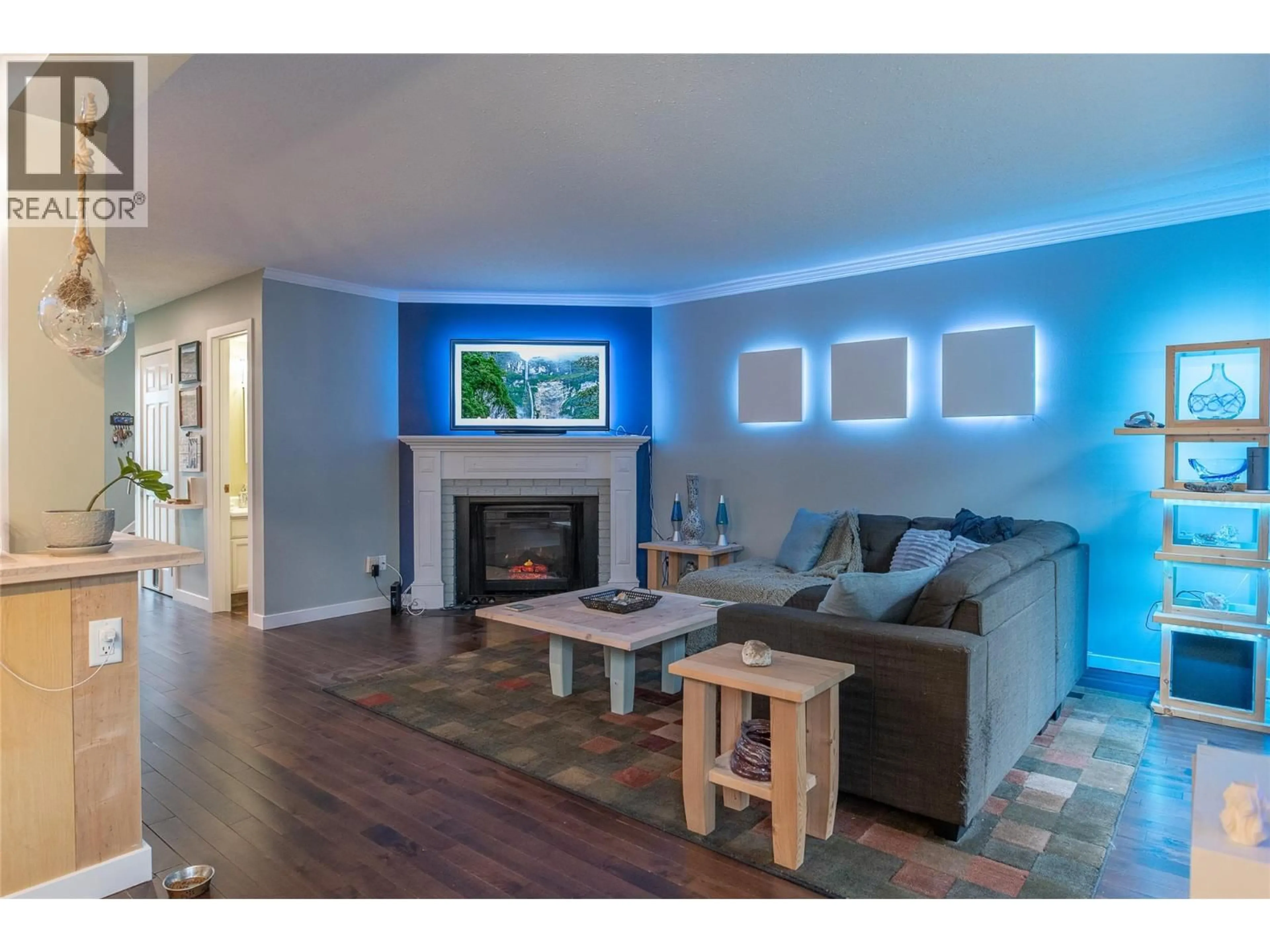 Living room with furniture, wood/laminate floor for 17 - 217 FRANKLYN ROAD, Kelowna British Columbia V1X6A9