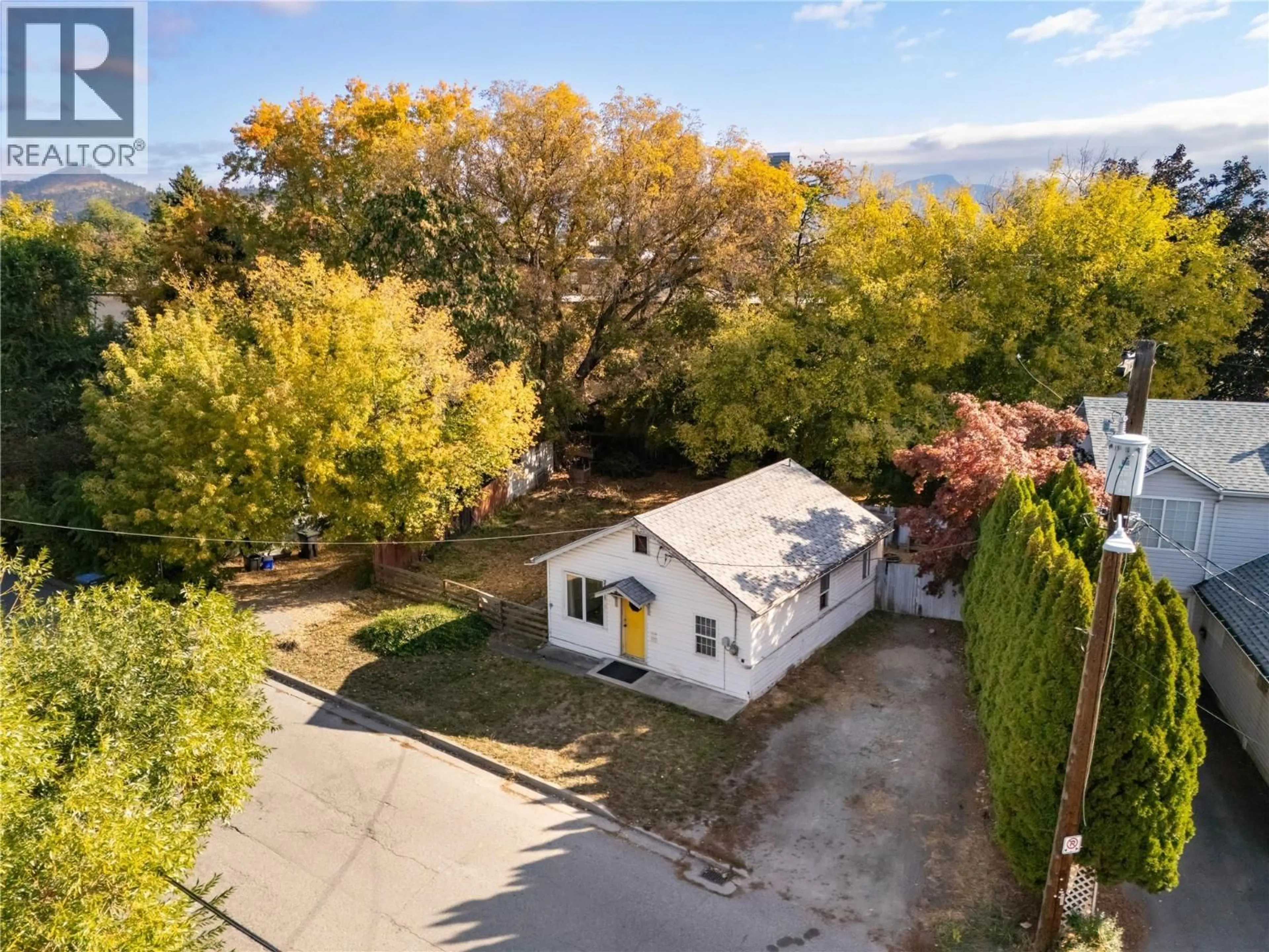 A pic from outside/outdoor area/front of a property/back of a property/a pic from drone, unknown for 1923 LINDAHL STREET, Kelowna British Columbia V1Y3Z6