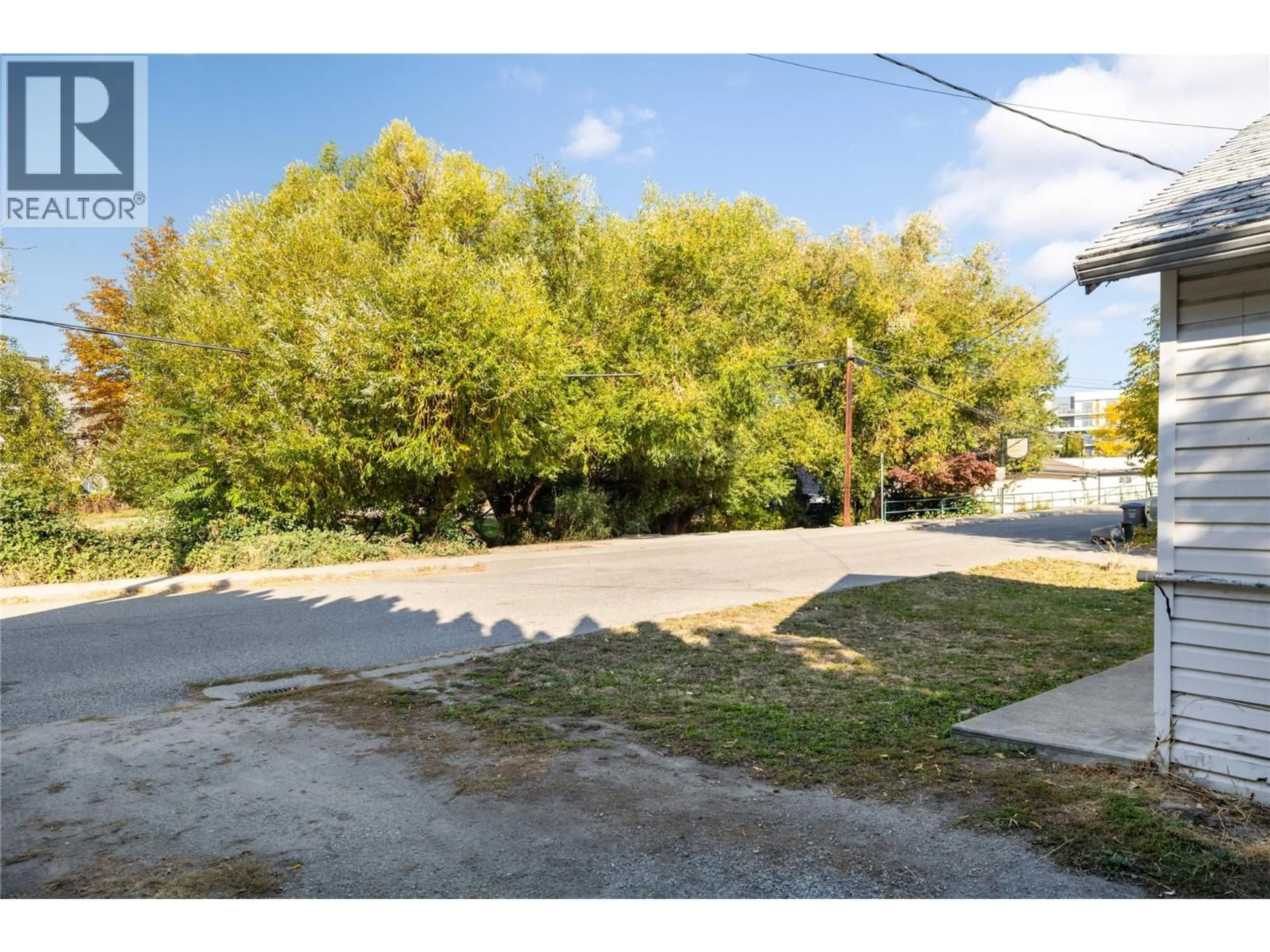 A pic from outside/outdoor area/front of a property/back of a property/a pic from drone, street for 1923 LINDAHL STREET, Kelowna British Columbia V1Y3Z6