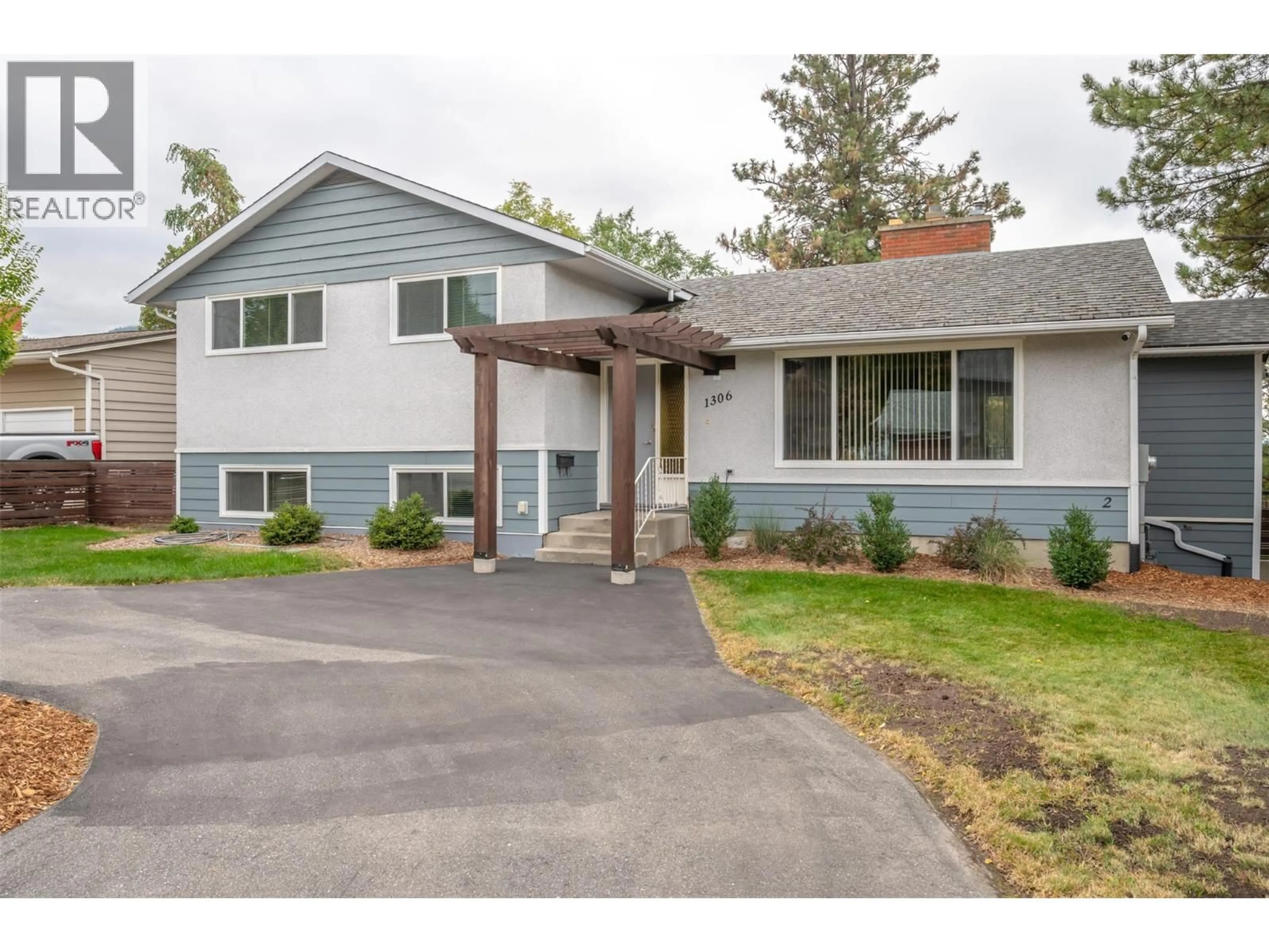 Home with vinyl exterior material, street for 1306 DUNCAN AVENUE EAST, Penticton British Columbia V2A2X4