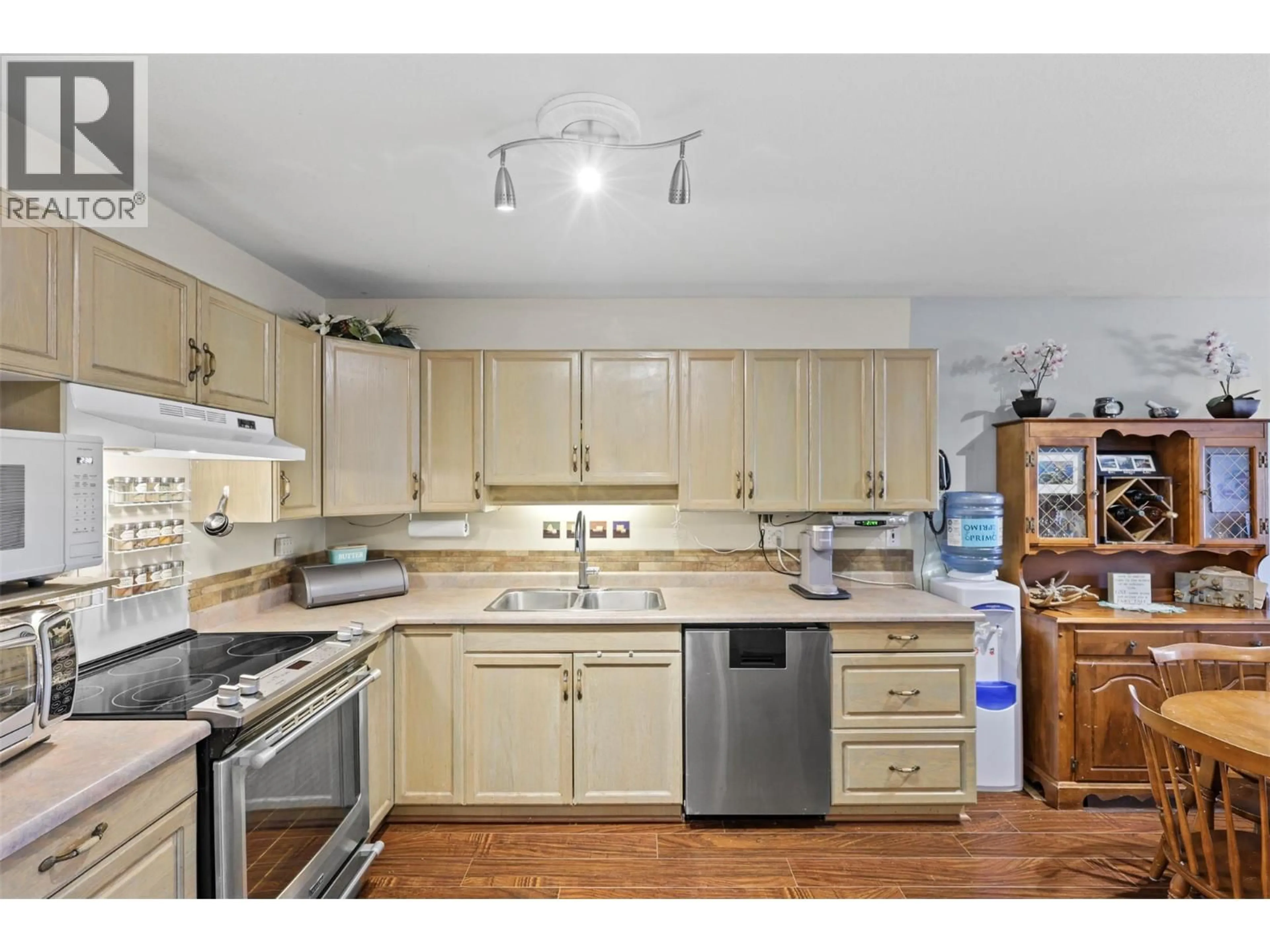 Standard kitchen, unknown for 203 - 1295 12TH STREET, Kamloops British Columbia V2B3C8