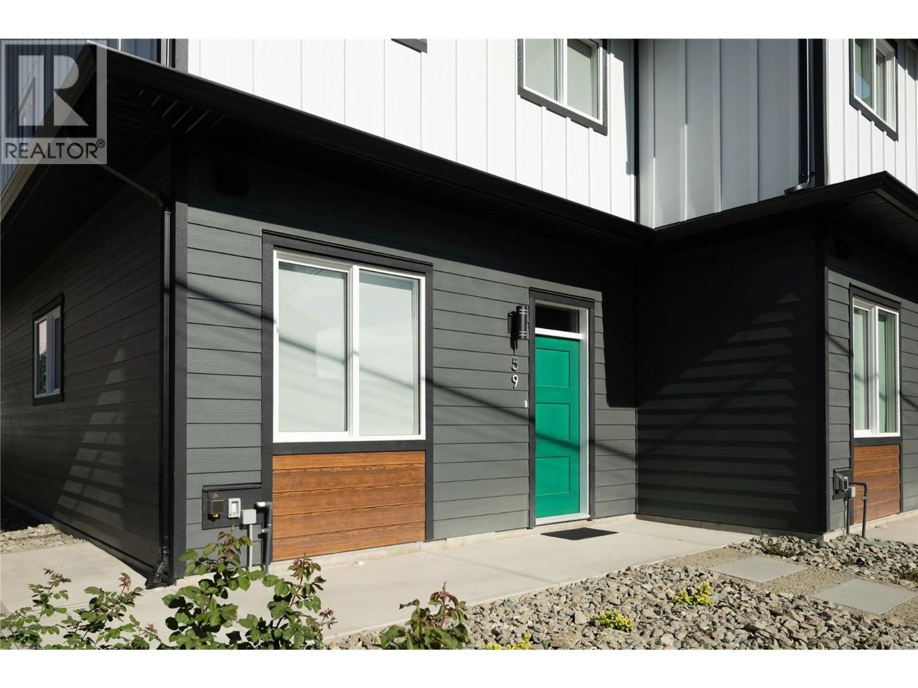 Home with vinyl exterior material, street for 159 CHESTNUT AVENUE, Kamloops British Columbia V2B1L3