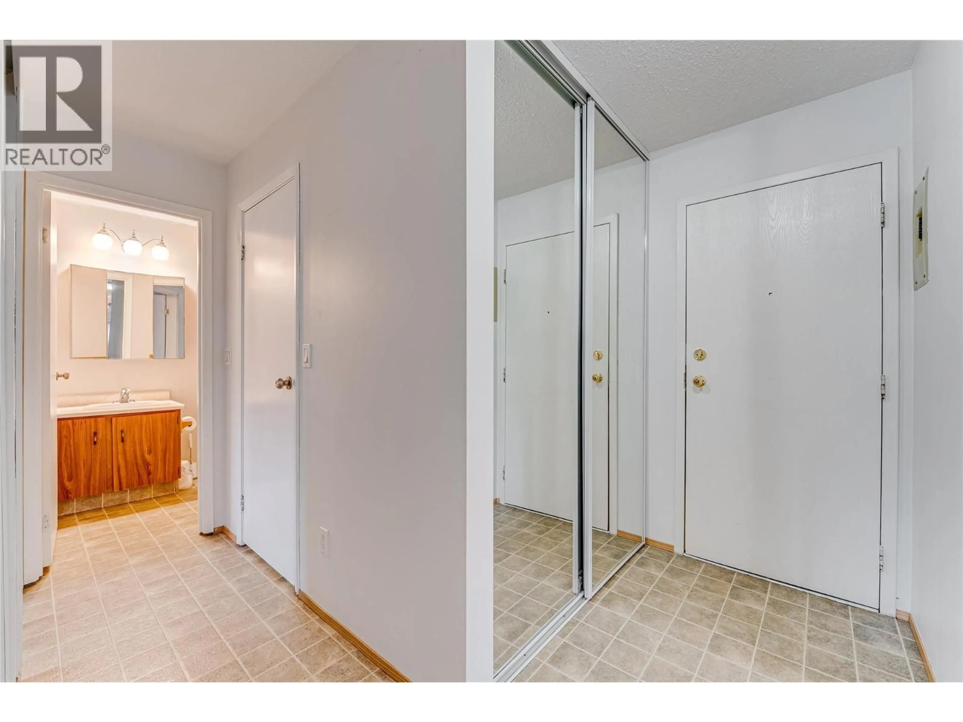 Indoor entryway for 206 - 409 MAIN STREET, Sicamous British Columbia V0E2V0