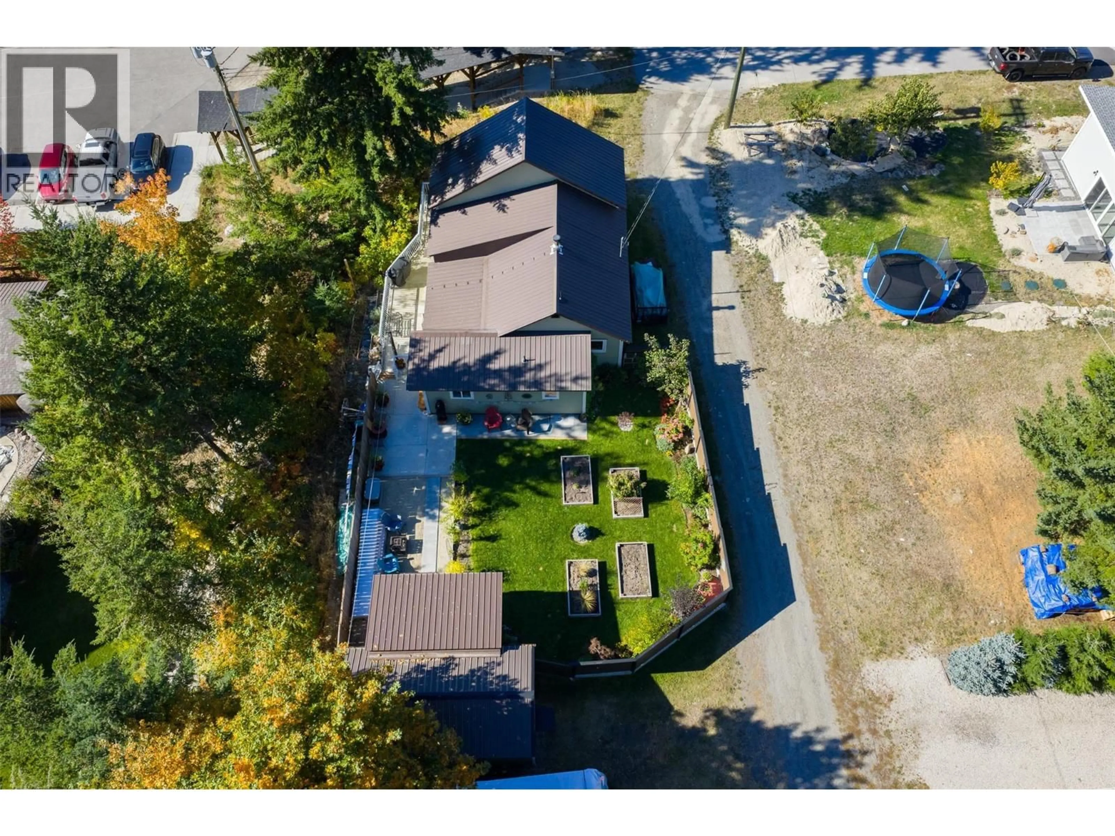 A pic from outside/outdoor area/front of a property/back of a property/a pic from drone, street for 814 KOOTENAY STREET, New Denver British Columbia V0G1S0
