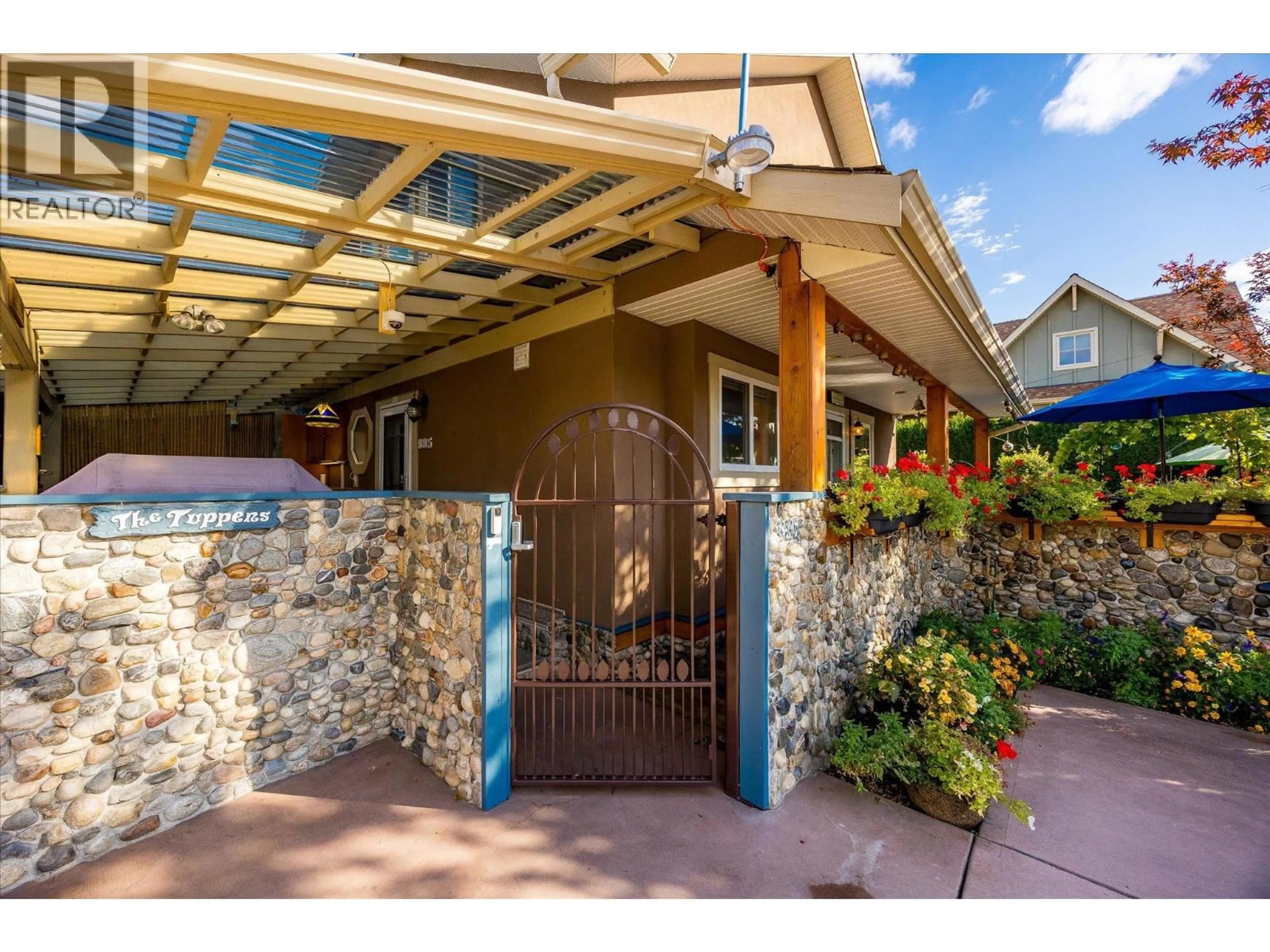 Indoor entryway for 885 PATTERSON AVENUE, Kelowna British Columbia V1Y5C9