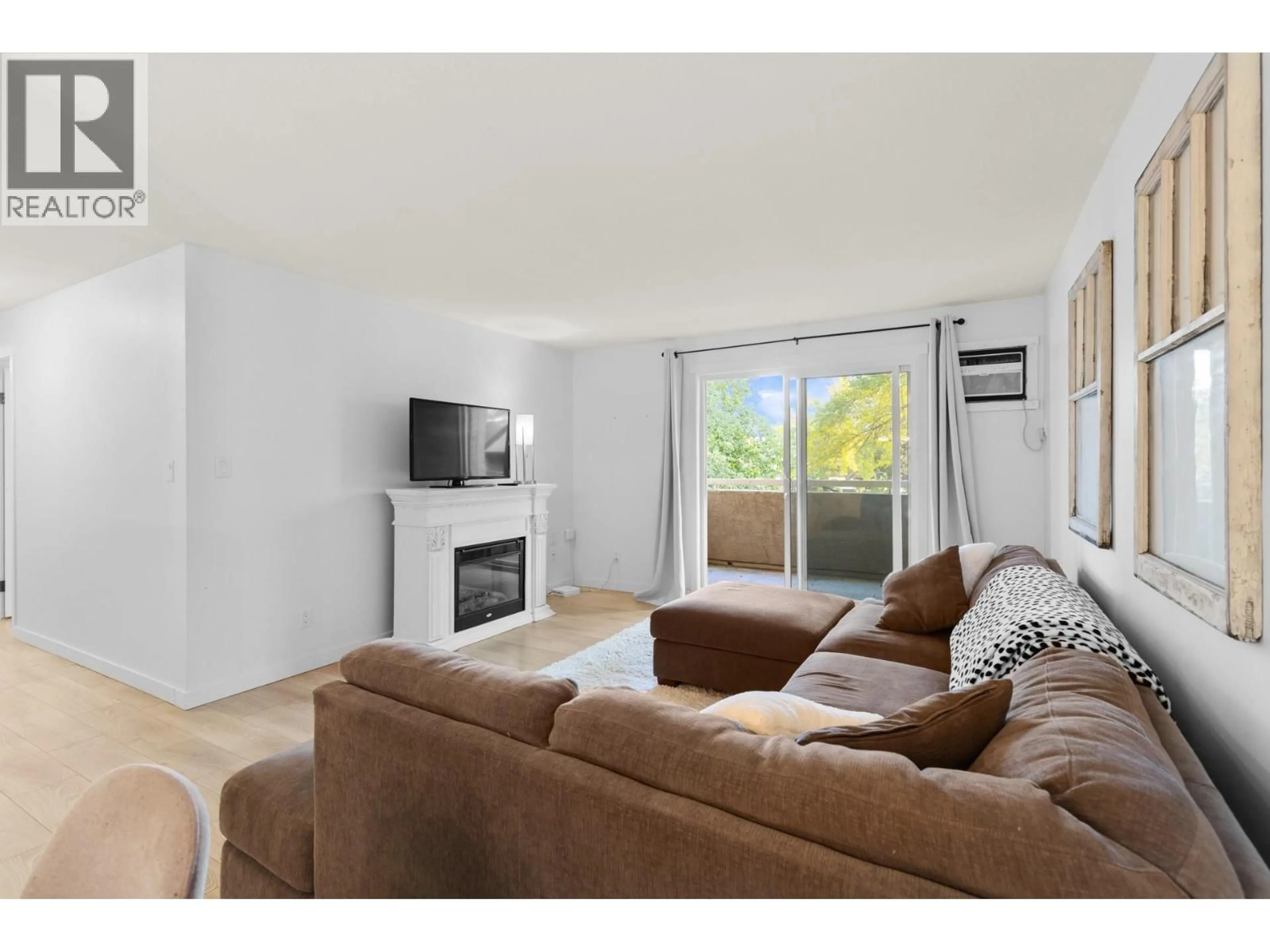 Living room with furniture, unknown for 285 - 3854 GORDON DRIVE, Kelowna British Columbia V1W3G4