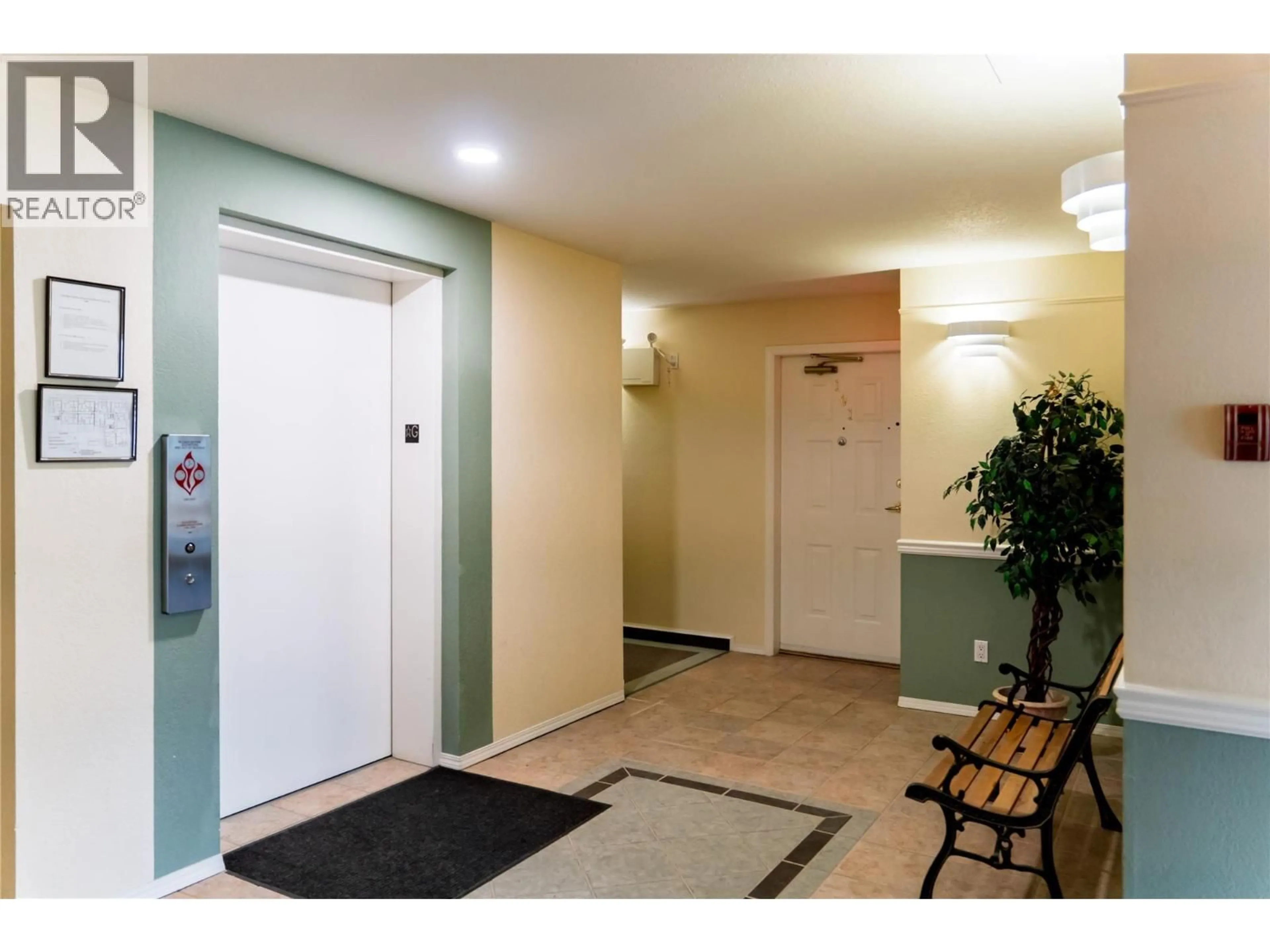 Indoor foyer for 206 - 1201 KOKANEE  N DRIVE NORTH, Cranbrook British Columbia V1C6P8