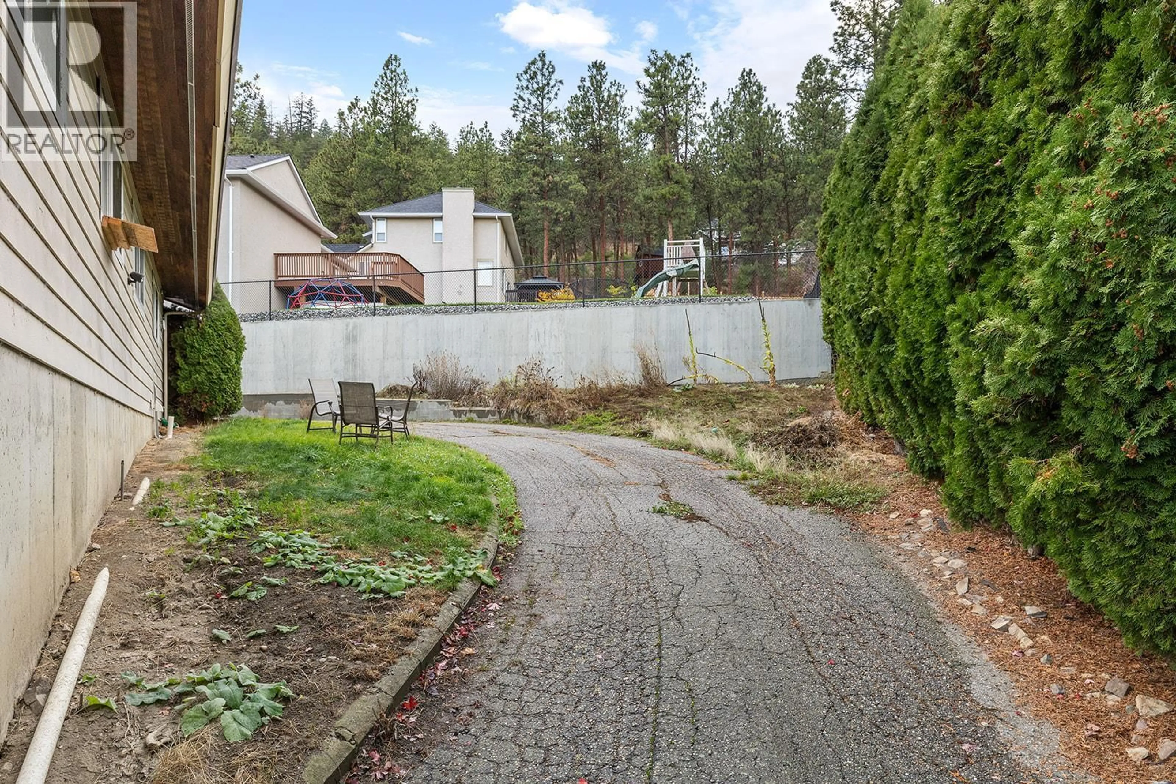 Patio, street for 154 APPLEBROOKE CRESCENT, Kelowna British Columbia V1V1W4