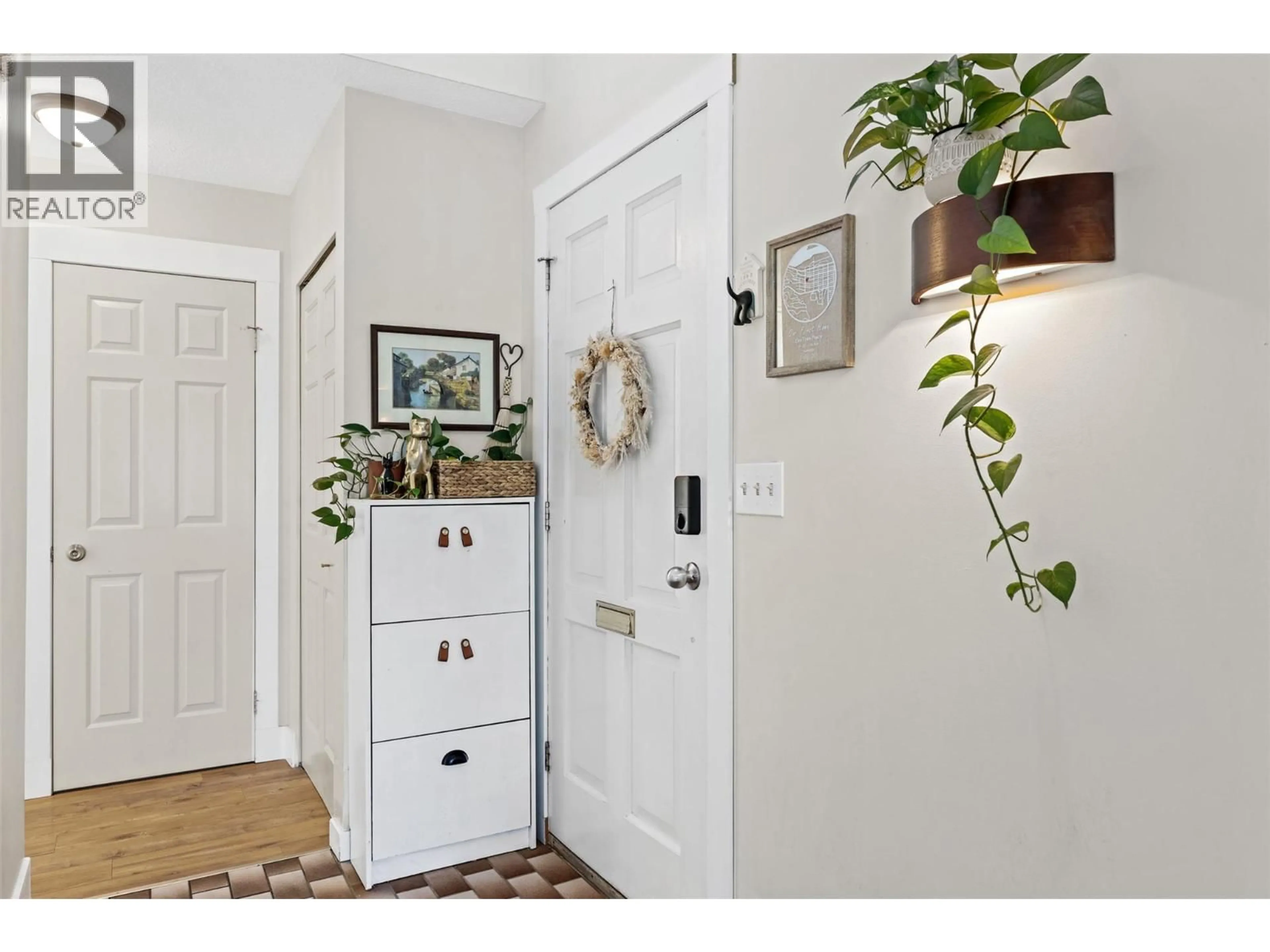 Indoor entryway for 7 - 423 1ST AVENUE, Kamloops British Columbia V2C3J8