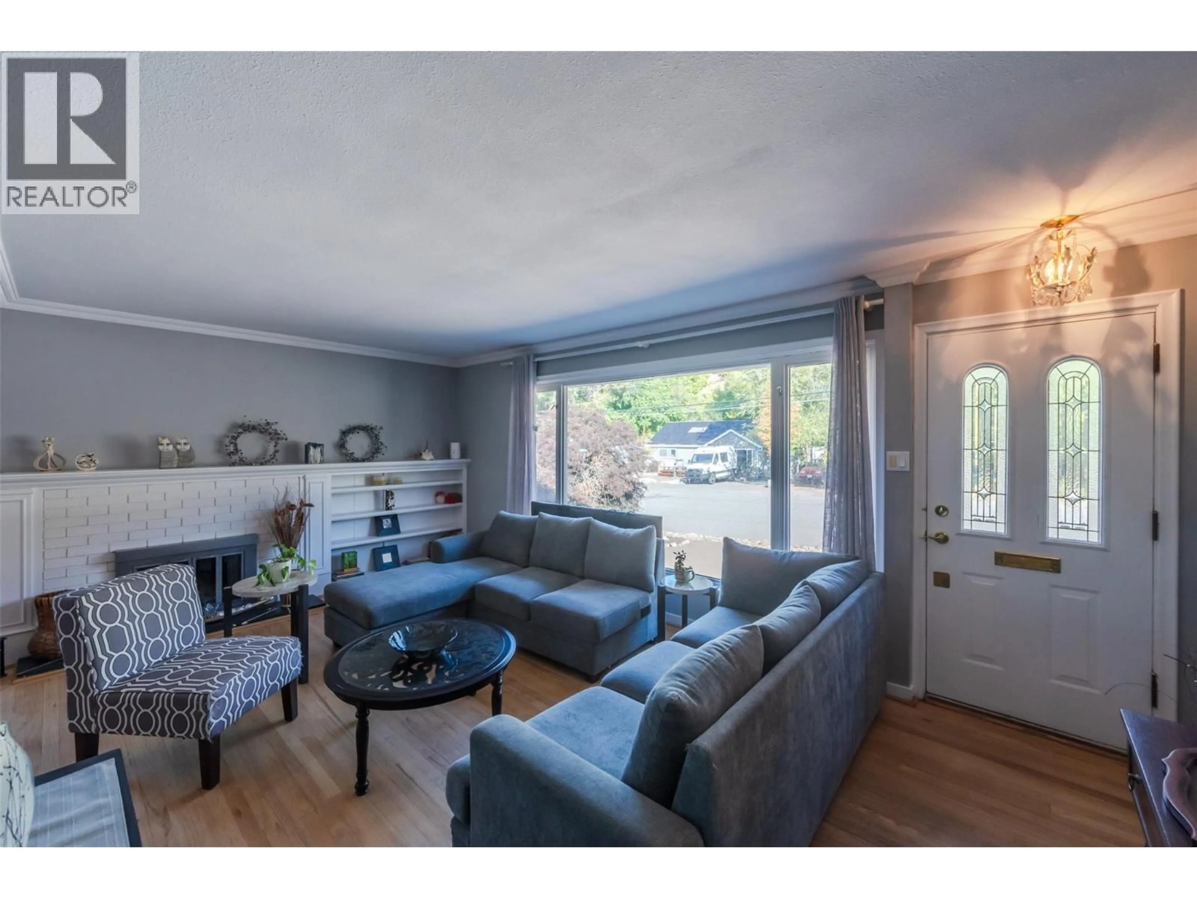 Living room with furniture, wood/laminate floor for 1138 FORESTBROOK DRIVE, Penticton British Columbia V2A2G5