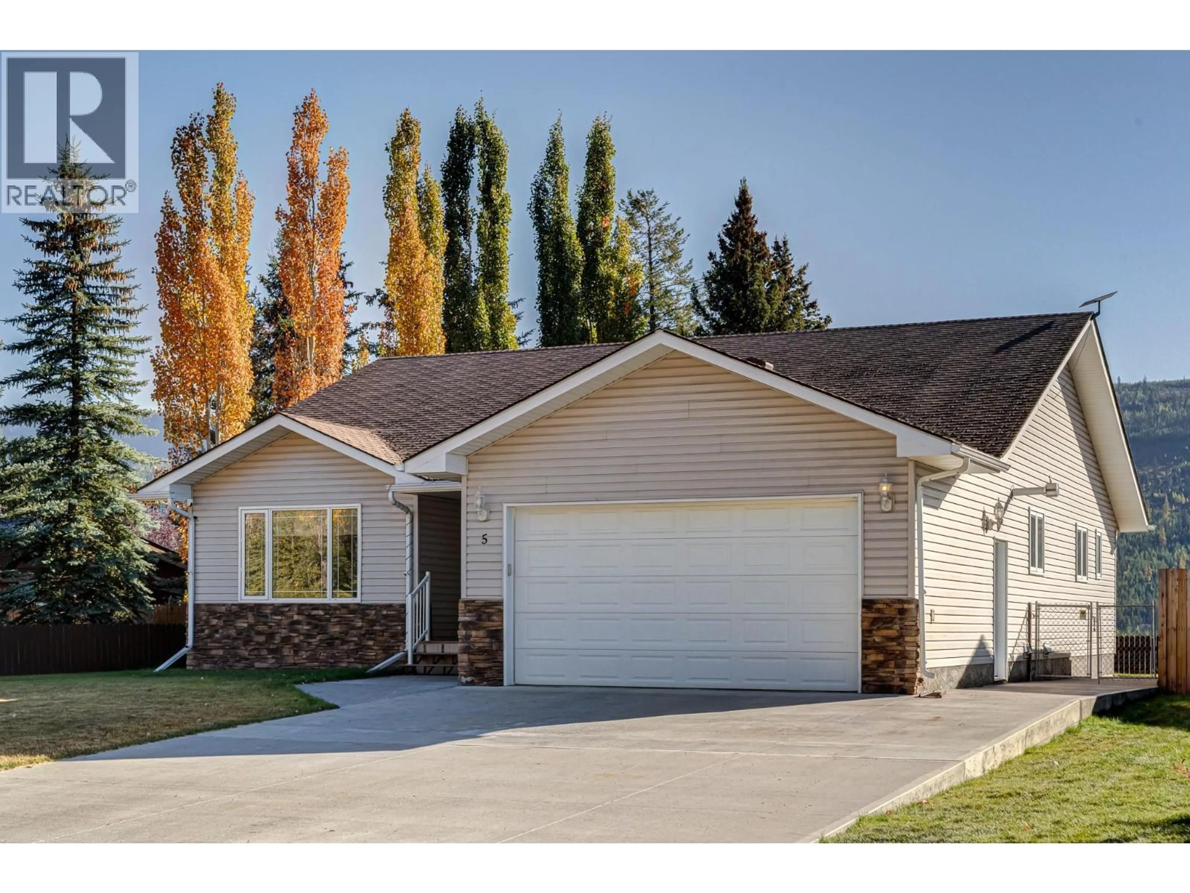 Home with vinyl exterior material, street for 5 CALEDONIA PLACE, Elkford British Columbia V0B1H0