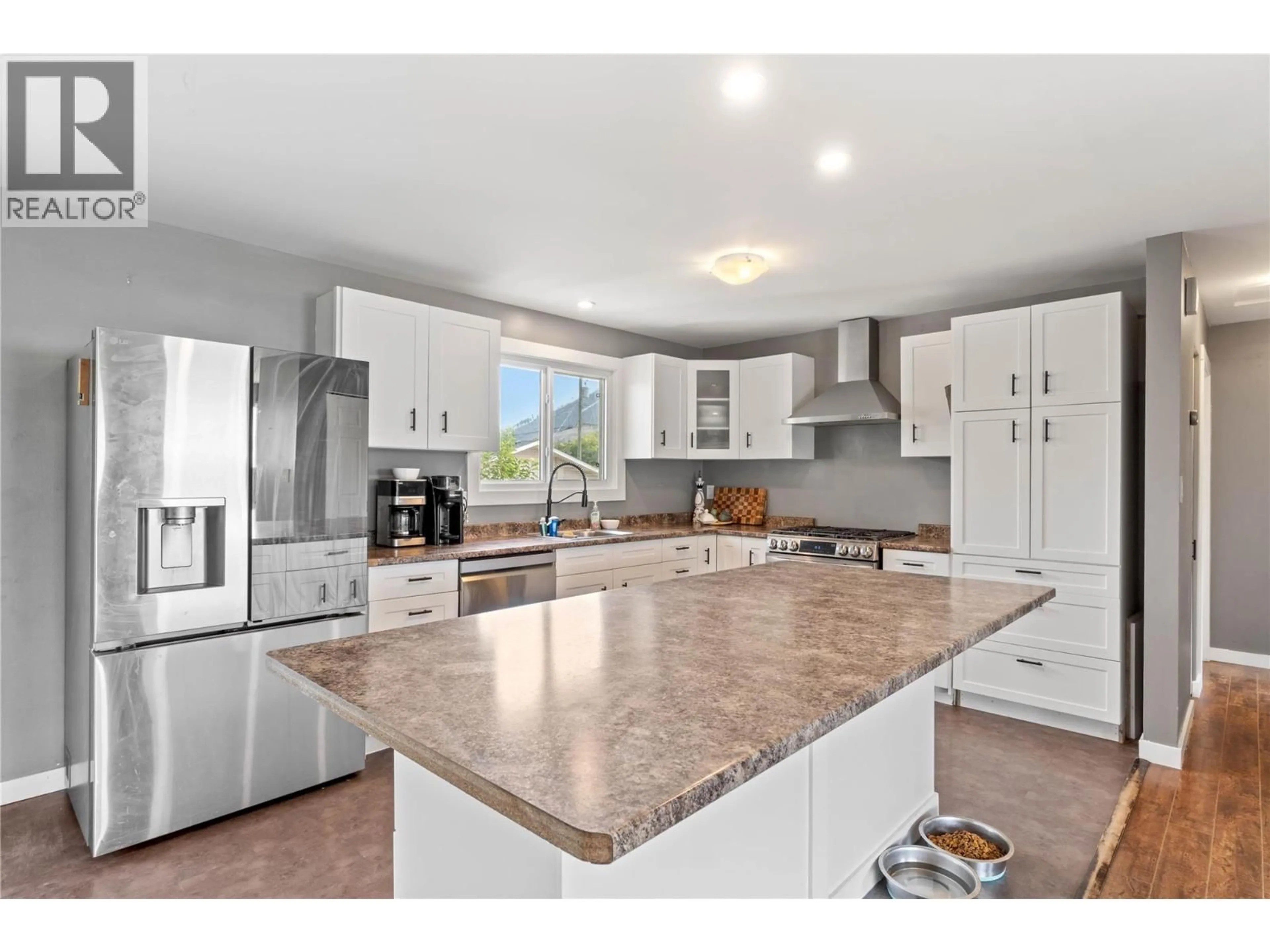 Open concept kitchen, unknown for 394 REIGHMOUNT DRIVE, Kamloops British Columbia V2H1M2