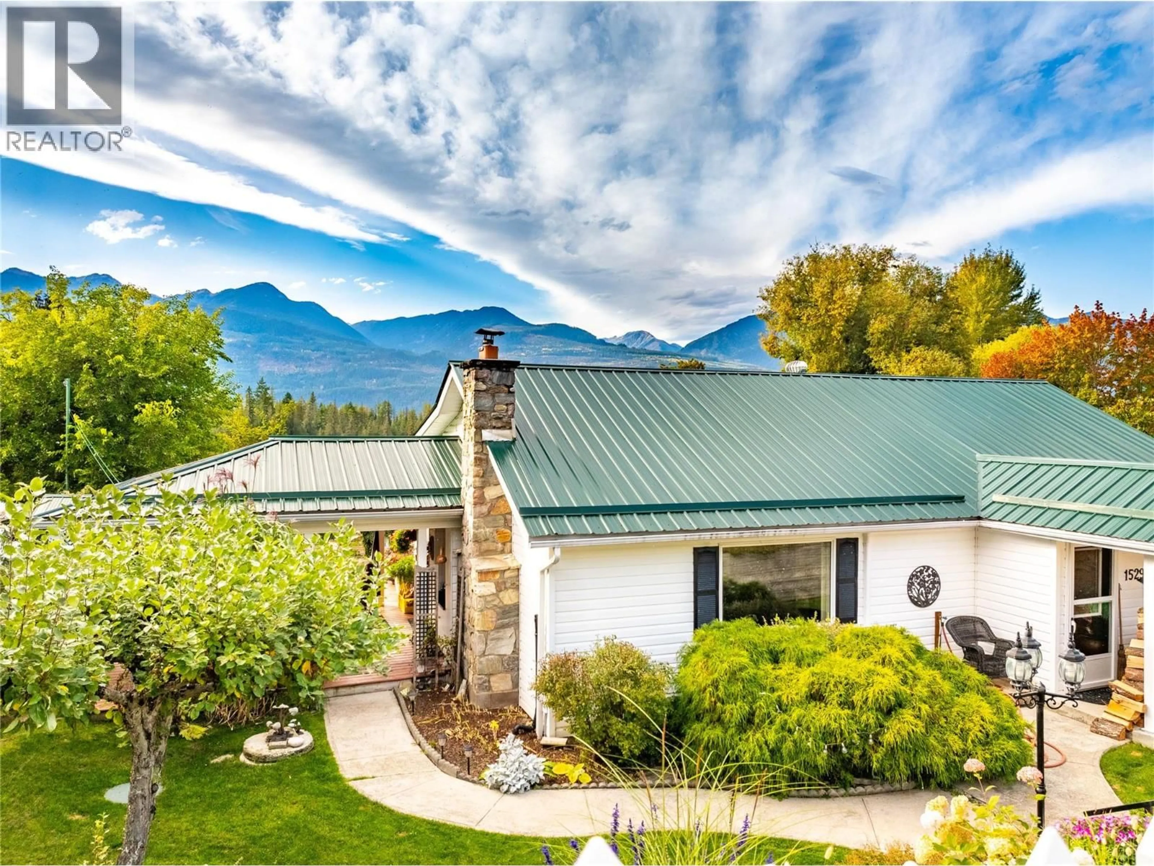 A pic from outside/outdoor area/front of a property/back of a property/a pic from drone, mountain view for 1529 RUSSEL AVENUE, Riondel British Columbia V0B2B0