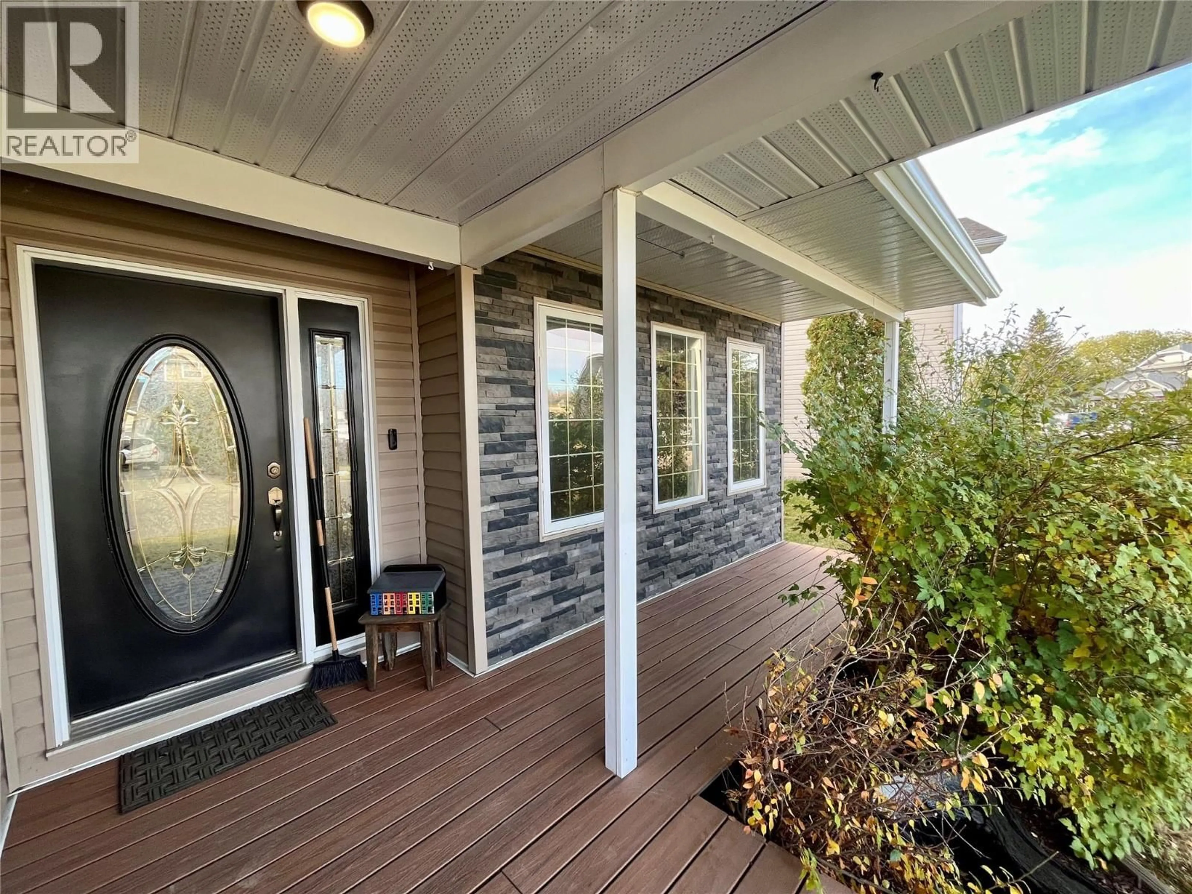 Indoor entryway for 10710 COTTONWOOD CRESCENT, Dawson Creek British Columbia V1G4M4