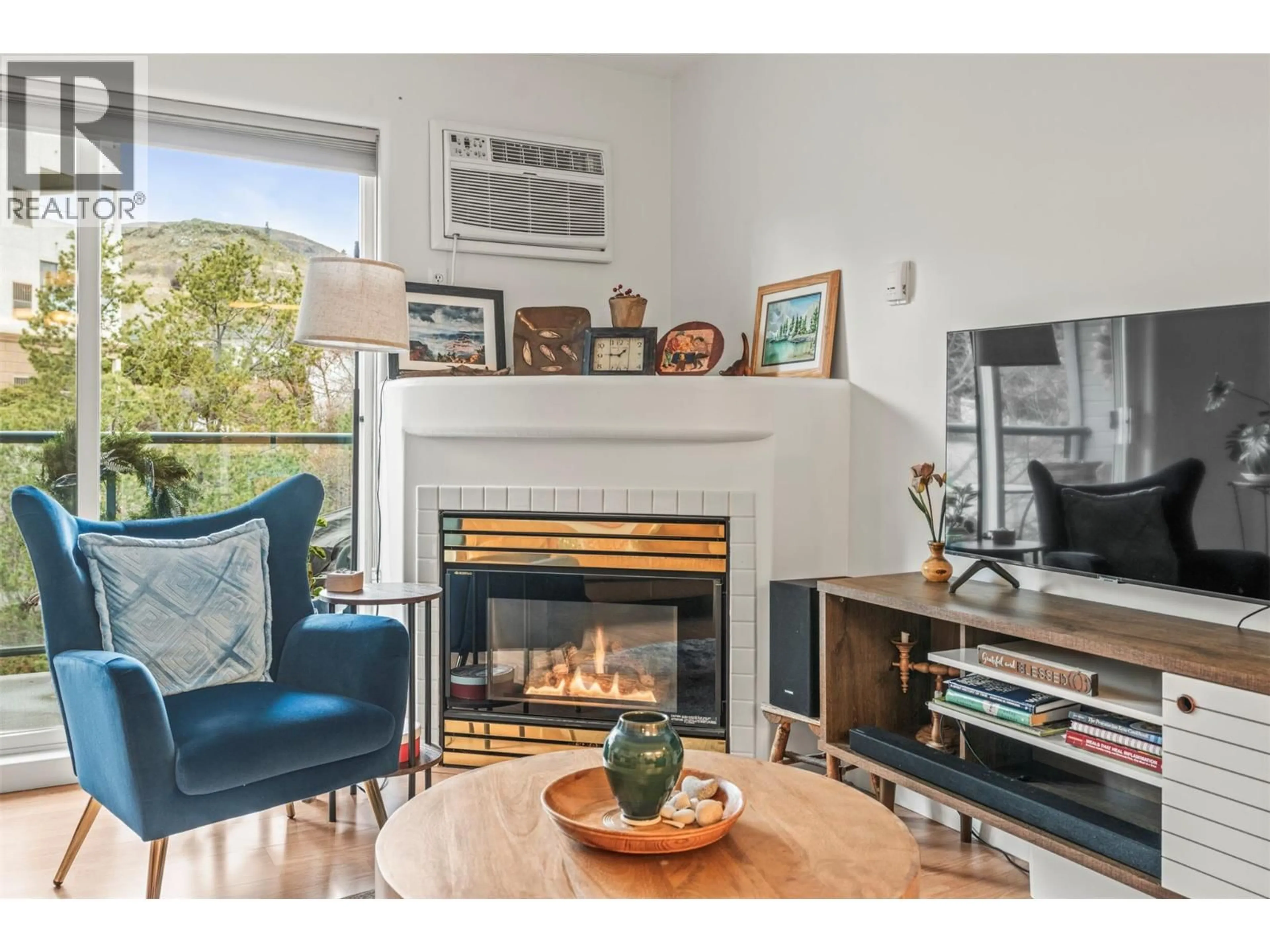 Living room with furniture, unknown for 303 - 3221 CENTENNIAL DRIVE, Vernon British Columbia V1T2T8