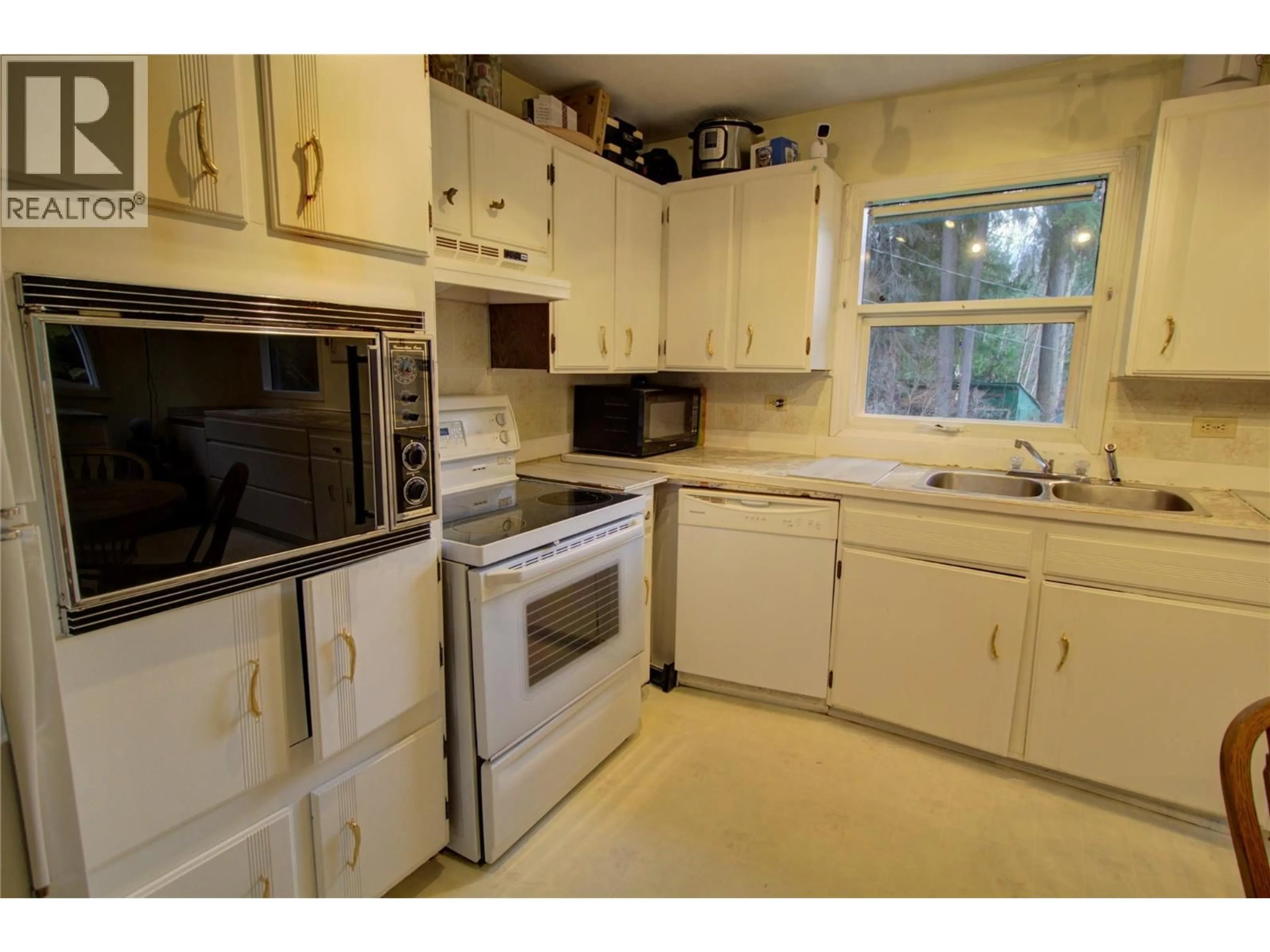 Standard kitchen, ceramic/tile floor for 7802 BRYDGES ROAD, Fauquier British Columbia V0G1K0