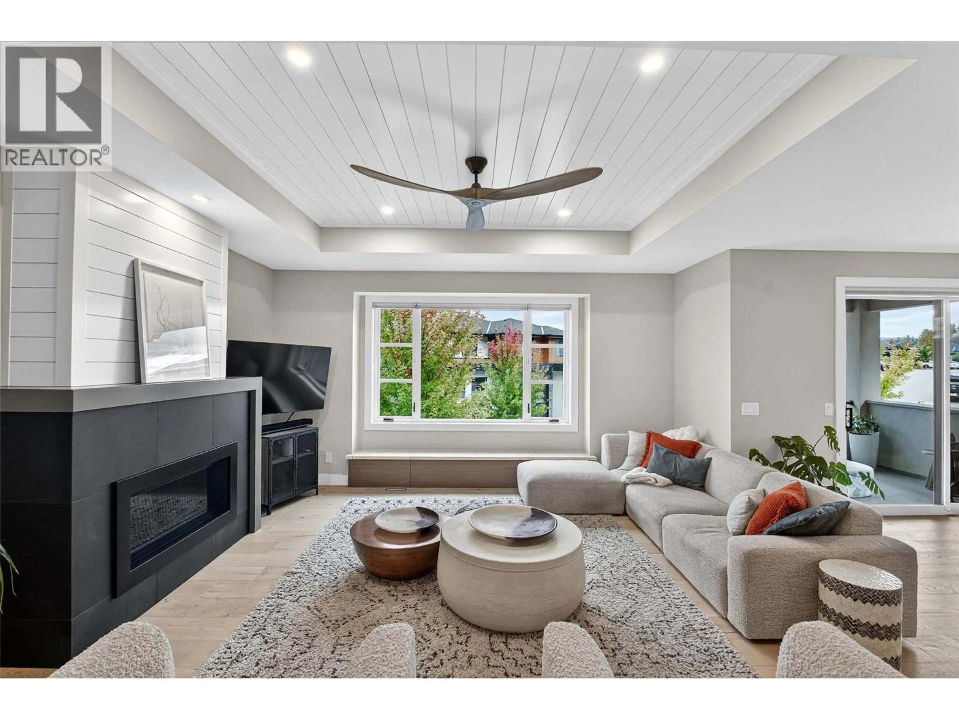 Living room with furniture, unknown for 209 SUMMER WOOD DRIVE, Kelowna British Columbia V1V0C9