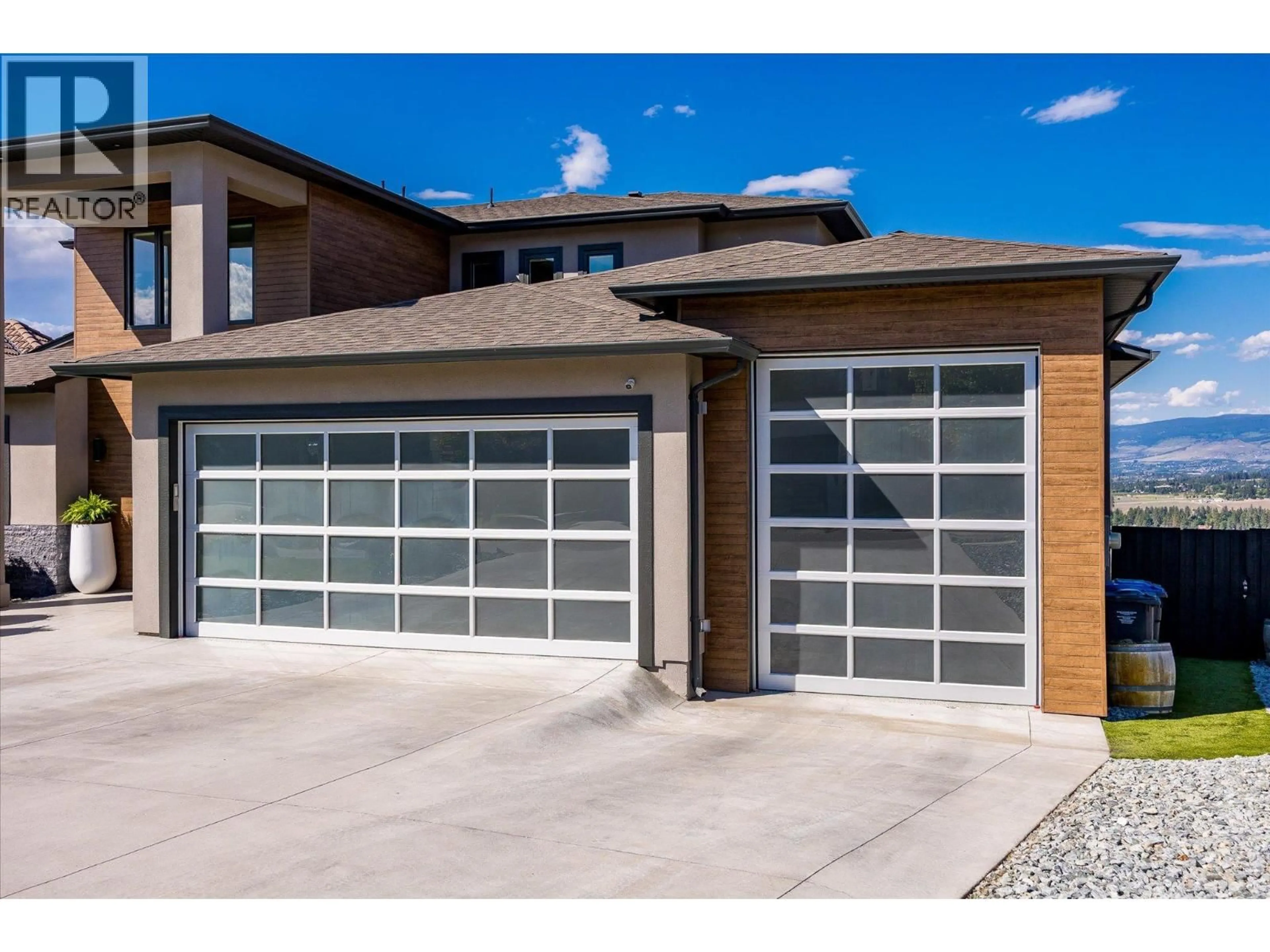 Indoor garage for 750 KUIPERS CRESCENT, Kelowna British Columbia V1W5H4
