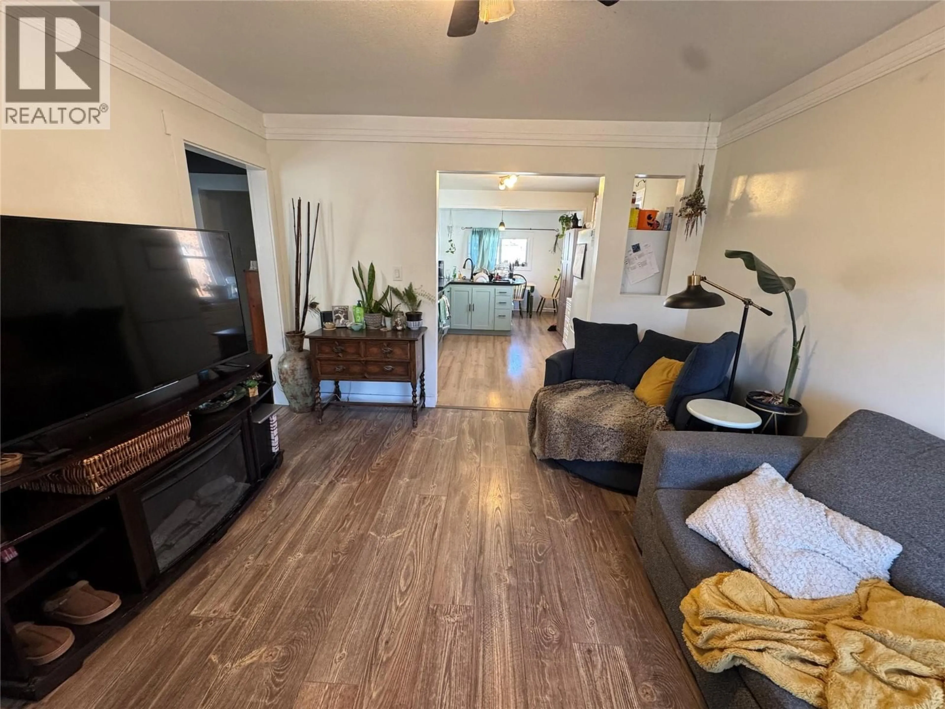 Living room with furniture, wood/laminate floor for 419 RITCHIE ST OTHER, Kimberley British Columbia V1A1M5