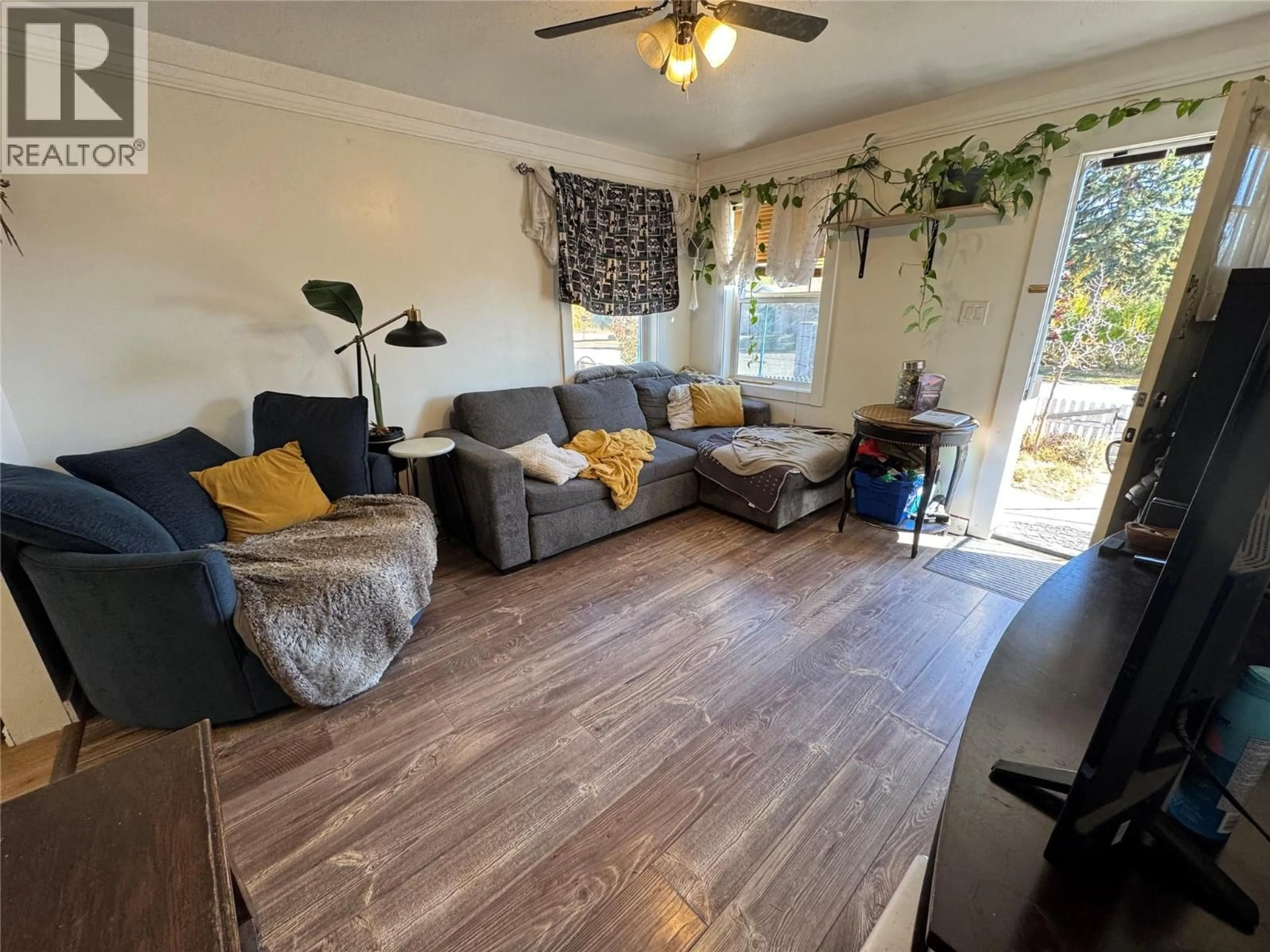 Living room with furniture, wood/laminate floor for 419 RITCHIE ST OTHER, Kimberley British Columbia V1A1M5