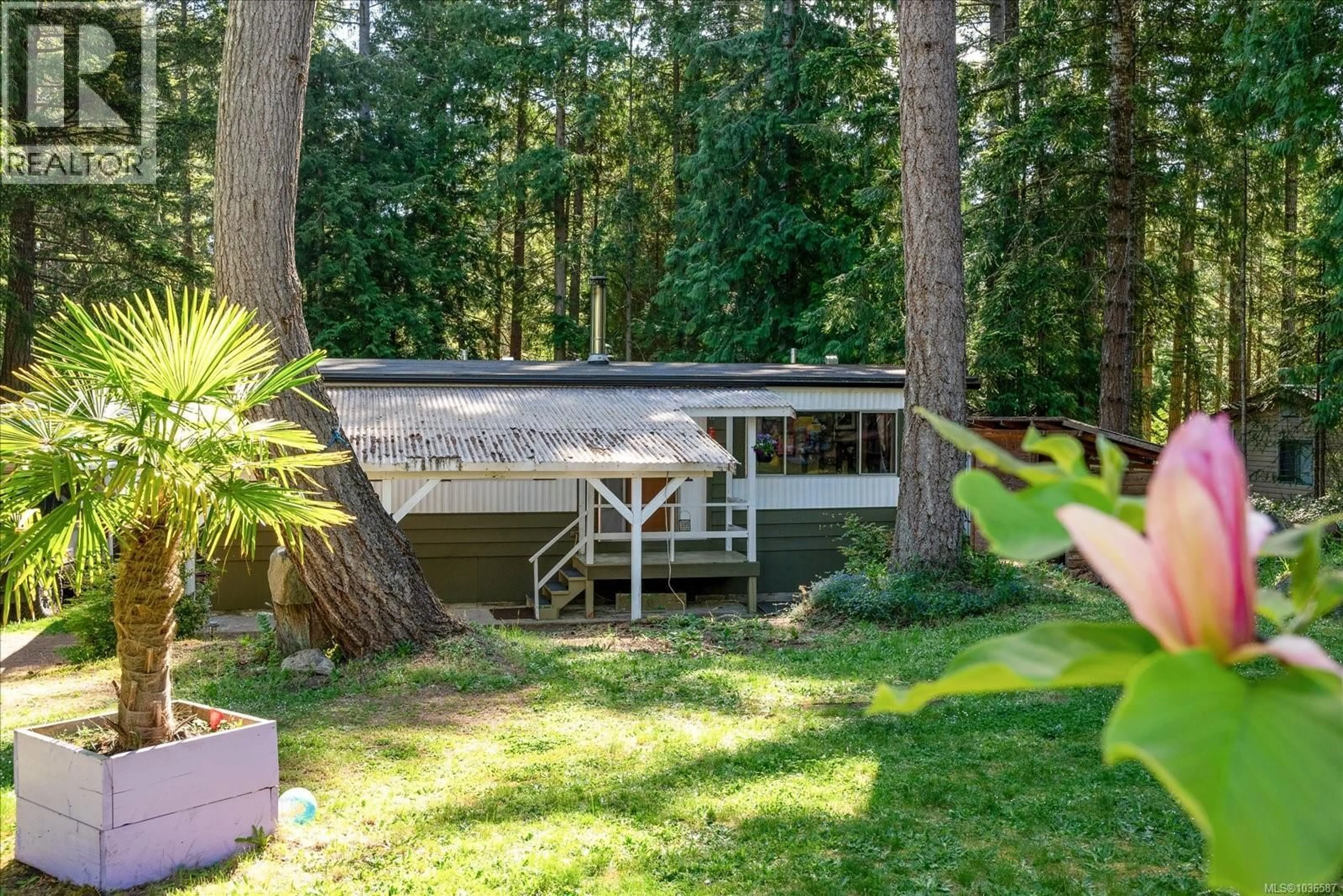 Patio, forest/trees view for 970 CARMEN CRESCENT, Gabriola Island British Columbia V0R1X2