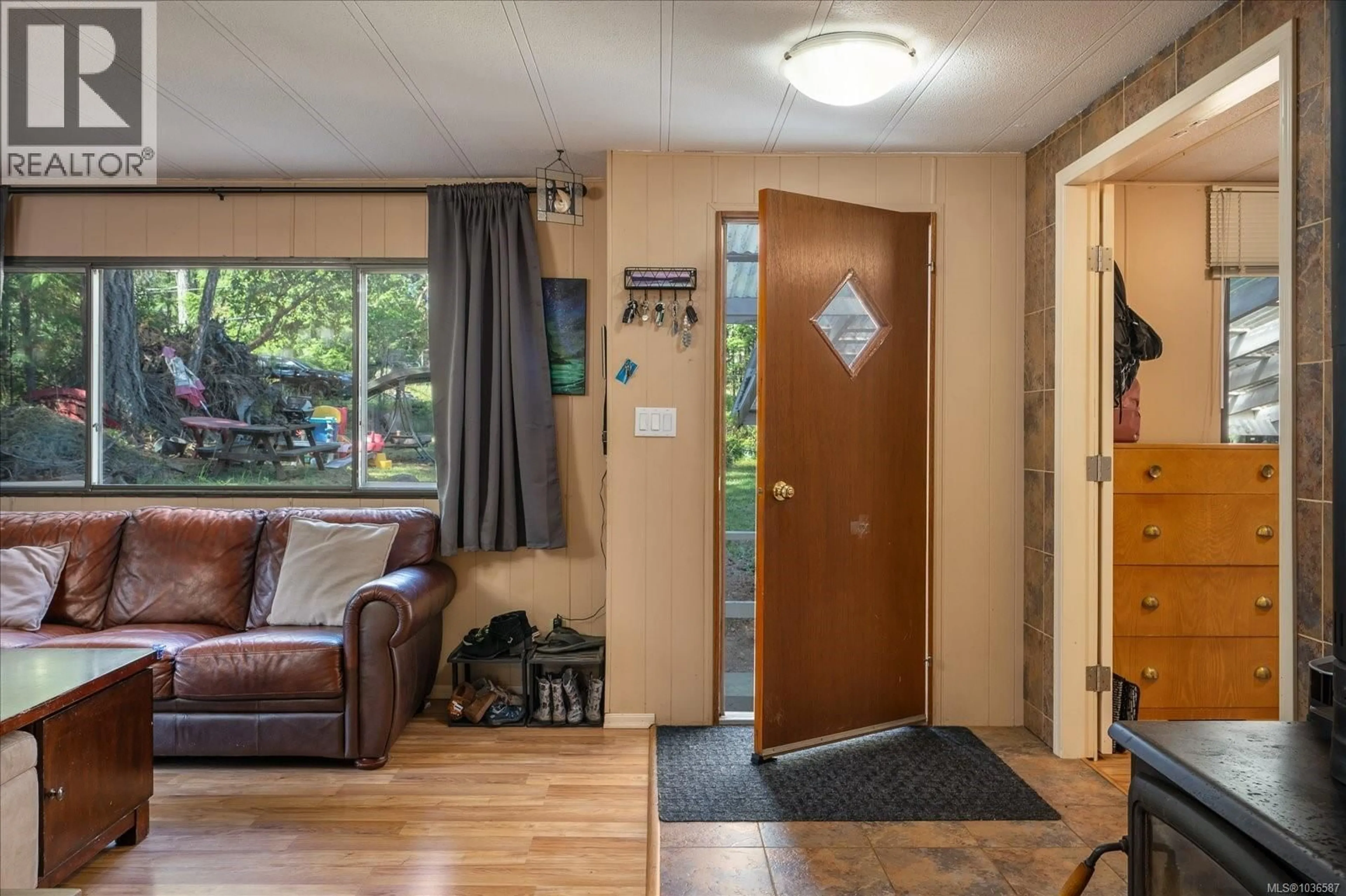 Indoor entryway for 970 CARMEN CRESCENT, Gabriola Island British Columbia V0R1X2