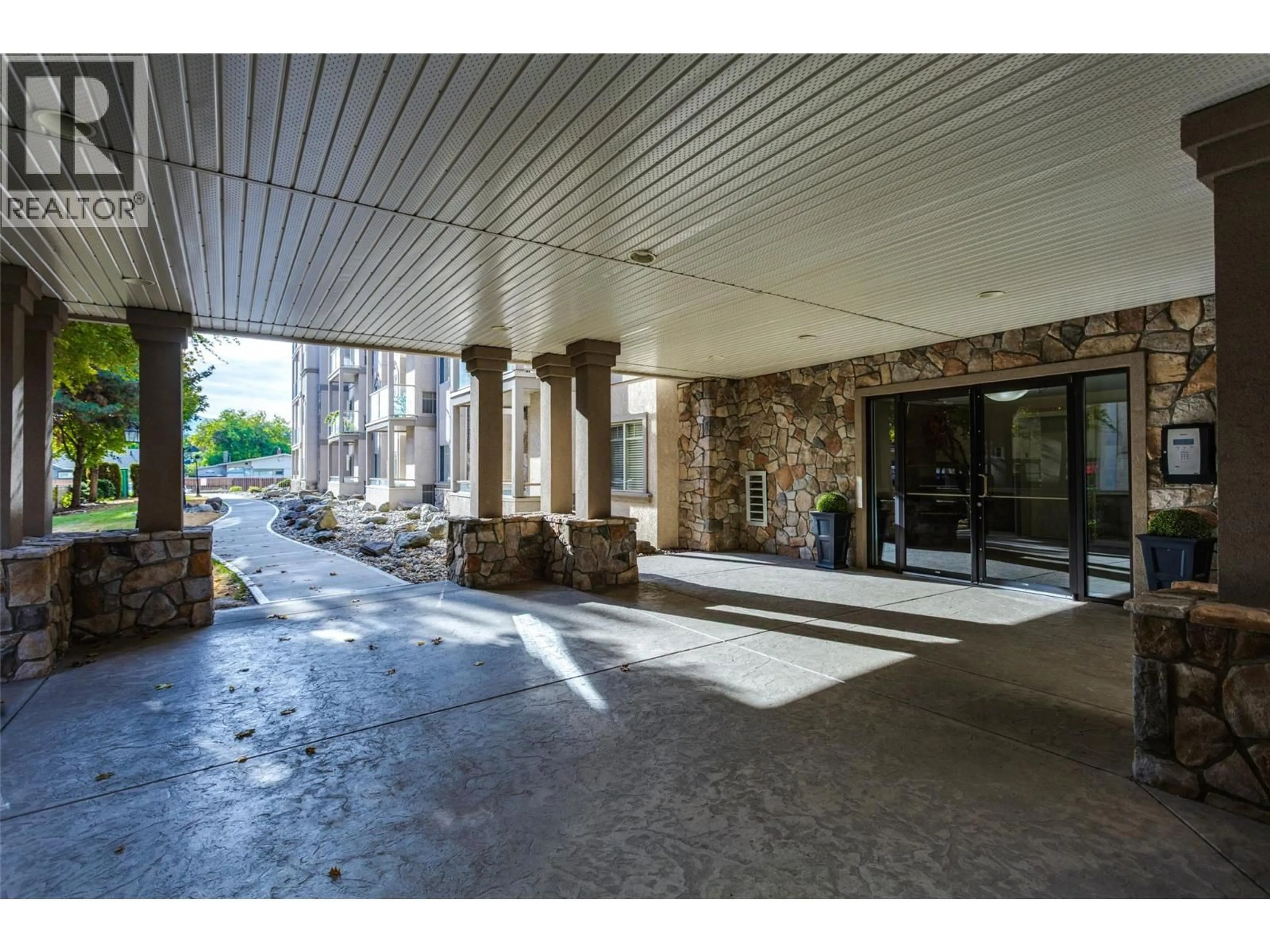 Indoor foyer for 412 - 1007 HARVEY AVENUE, Kelowna British Columbia V1Y6E4