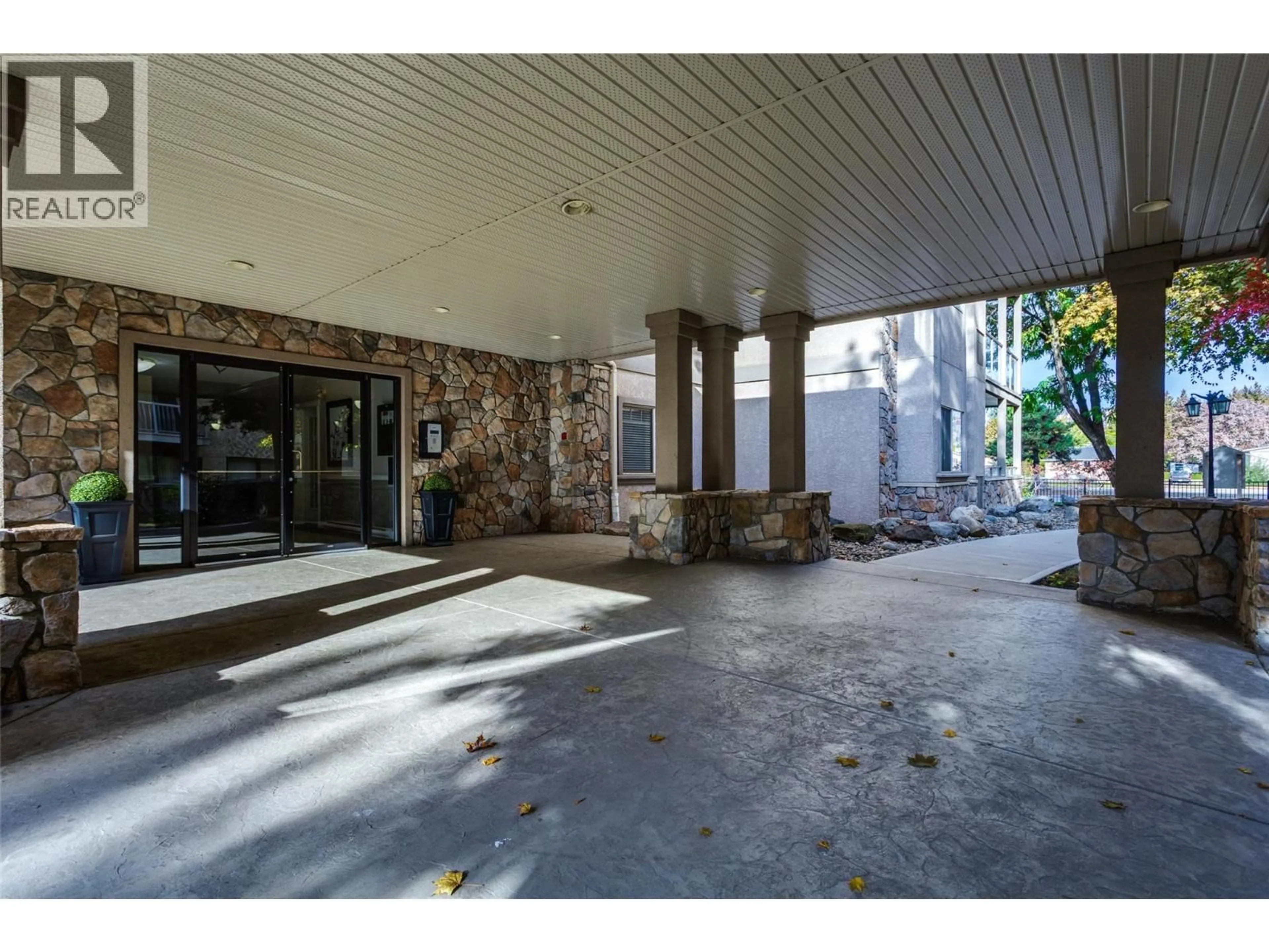 Indoor foyer for 412 - 1007 HARVEY AVENUE, Kelowna British Columbia V1Y6E4