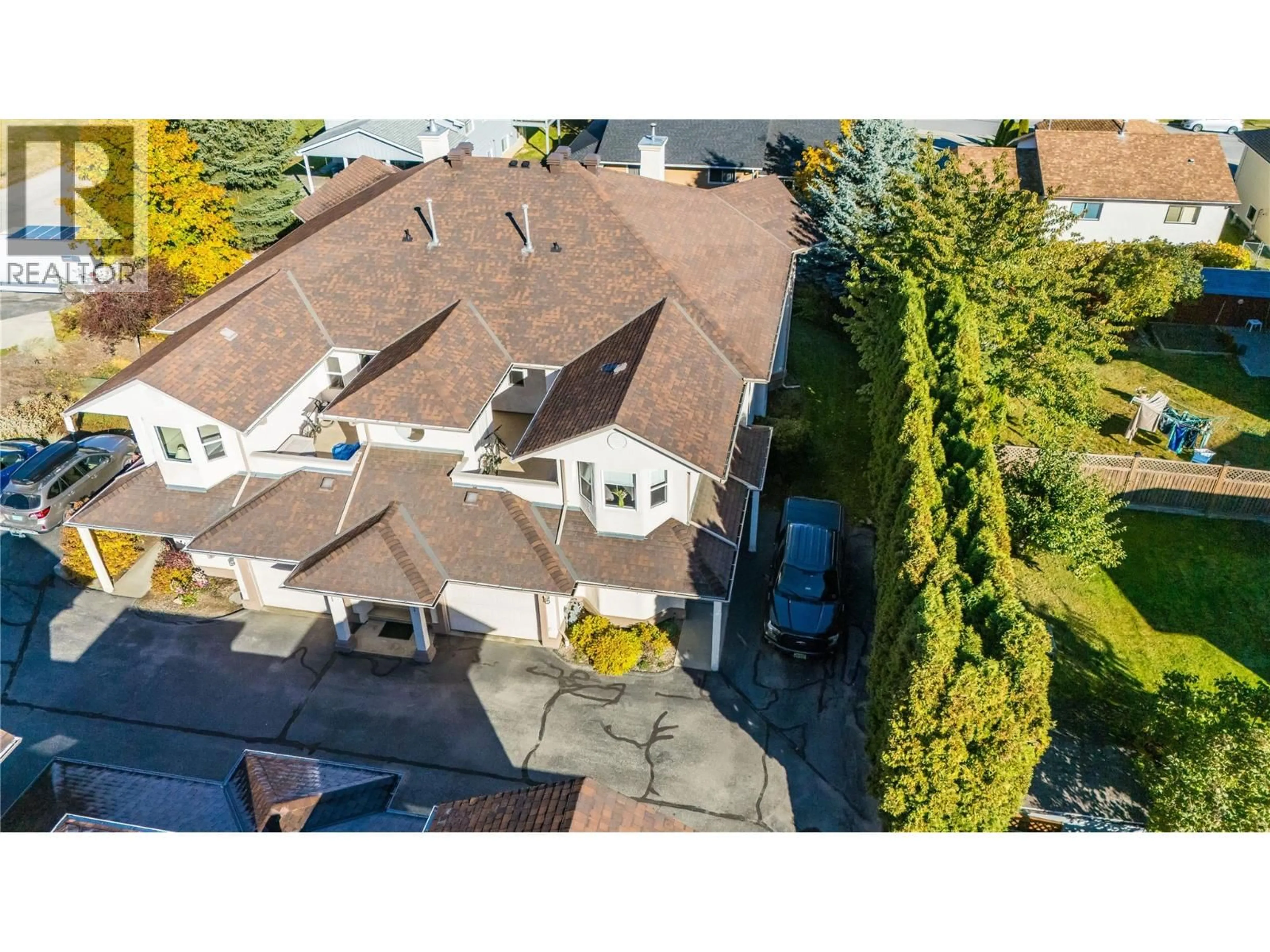 A pic from outside/outdoor area/front of a property/back of a property/a pic from drone, street for 424 BEASLEY  W CRESCENT, Nelson British Columbia V1L5Y4