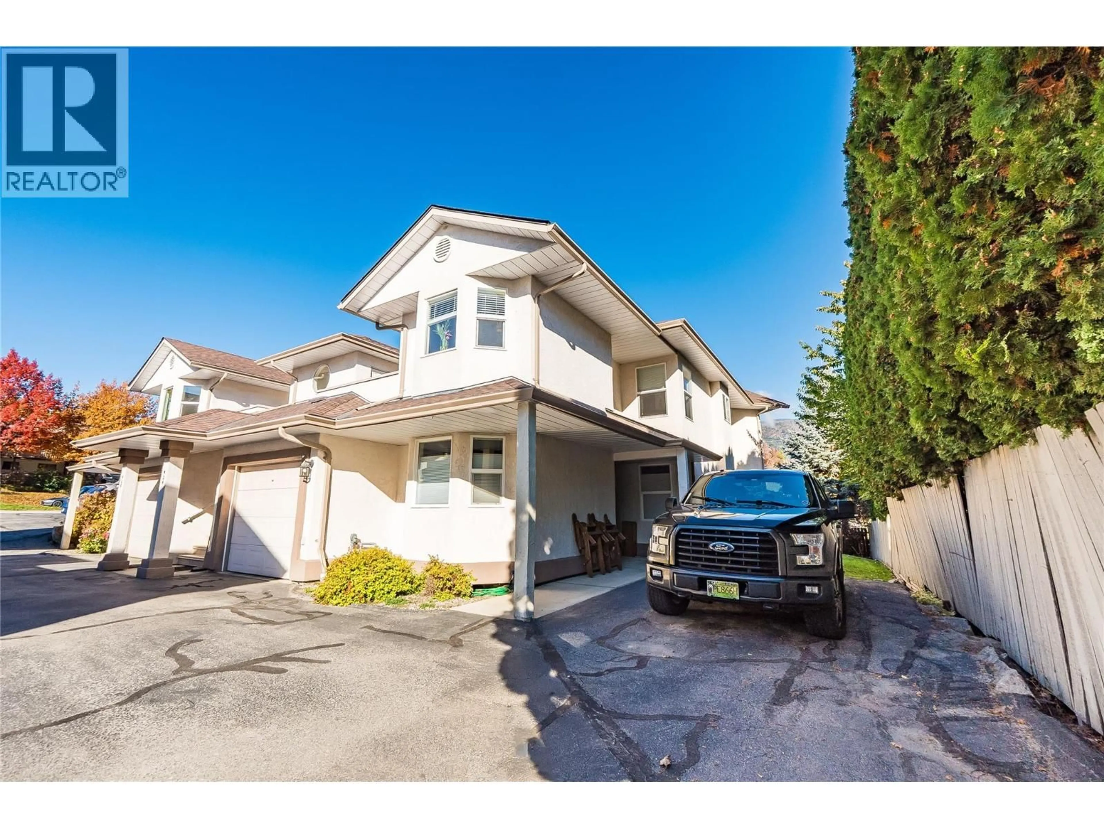 A pic from outside/outdoor area/front of a property/back of a property/a pic from drone, street for 424 BEASLEY  W CRESCENT, Nelson British Columbia V1L5Y4