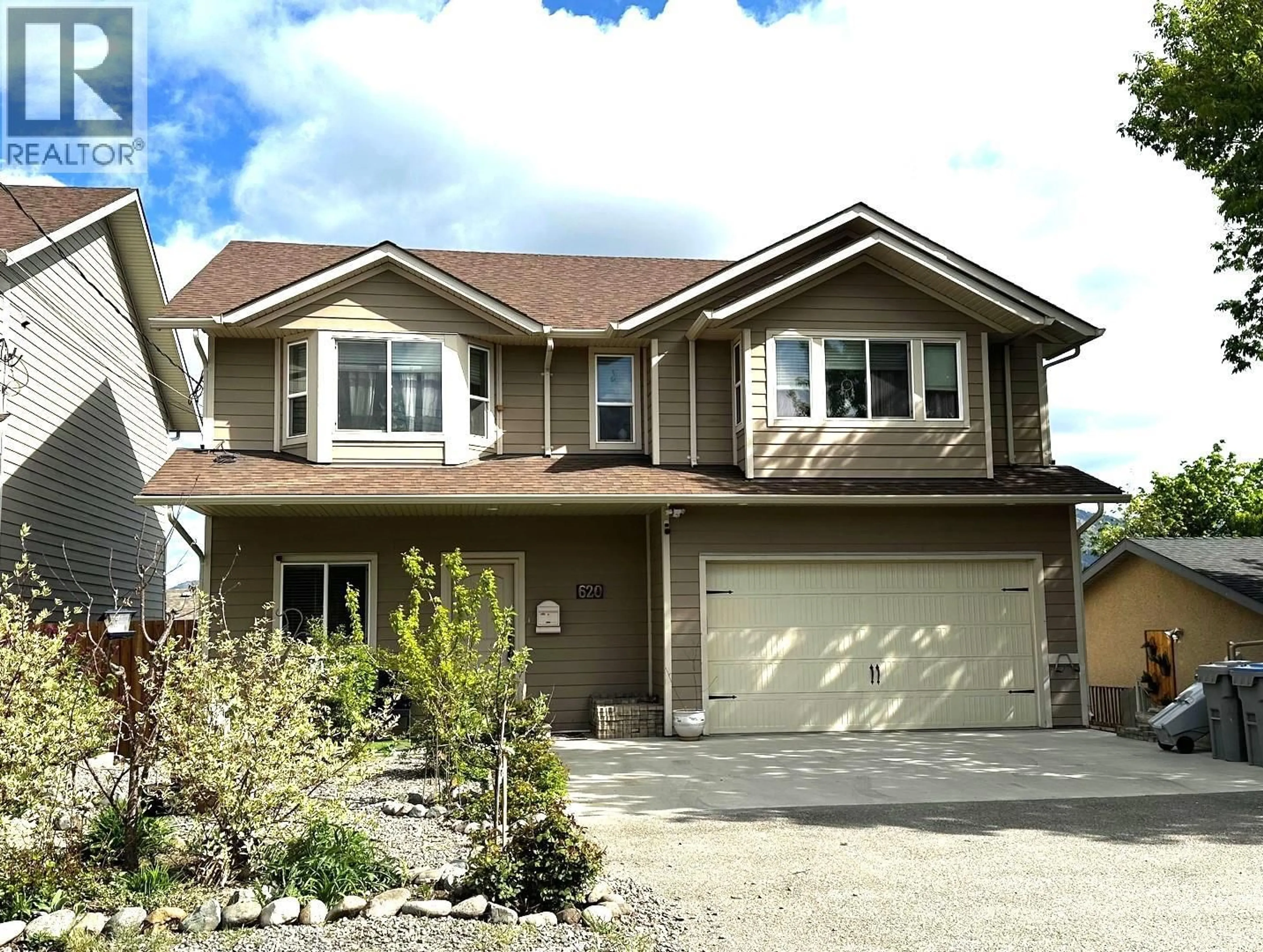 Home with vinyl exterior material, street for 620 HEMLOCK STREET, Kamloops British Columbia V2C1C5