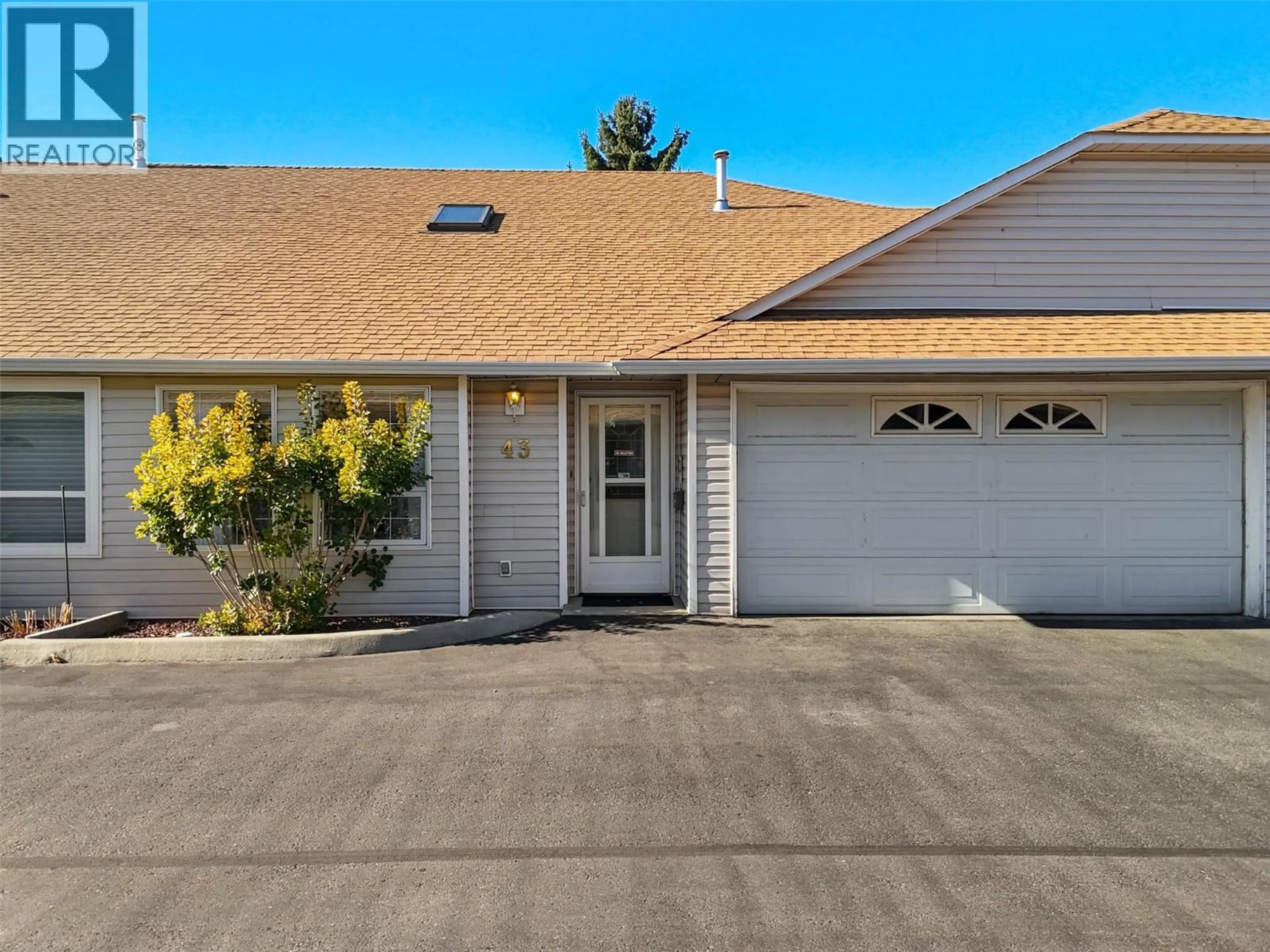 Home with vinyl exterior material, street for 43 - 1195 14TH STREET, Kamloops British Columbia V2B8S1
