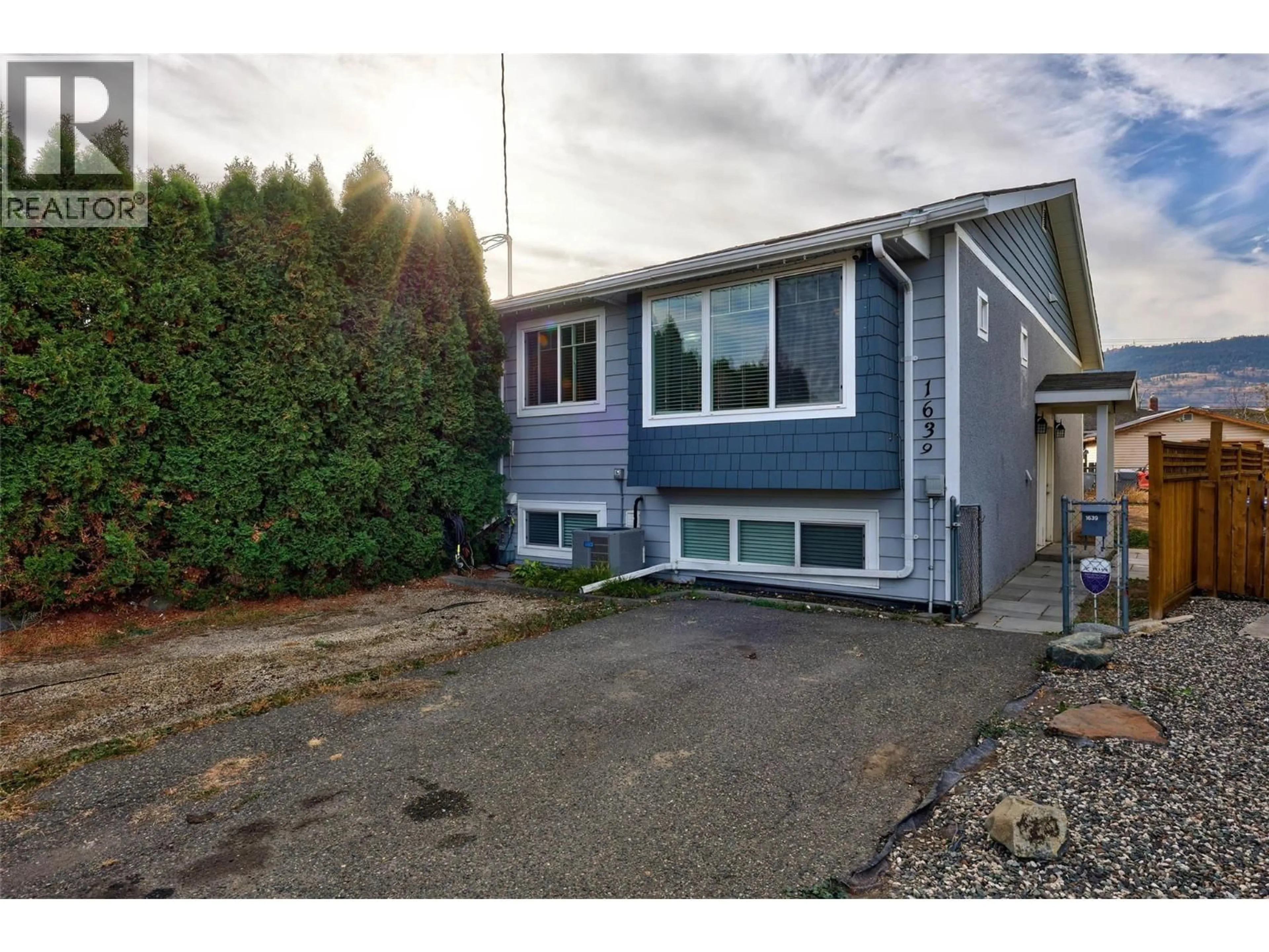 Home with vinyl exterior material, street for 1639 SPARTAN PLACE PLACE, Kamloops British Columbia V2B7Z3