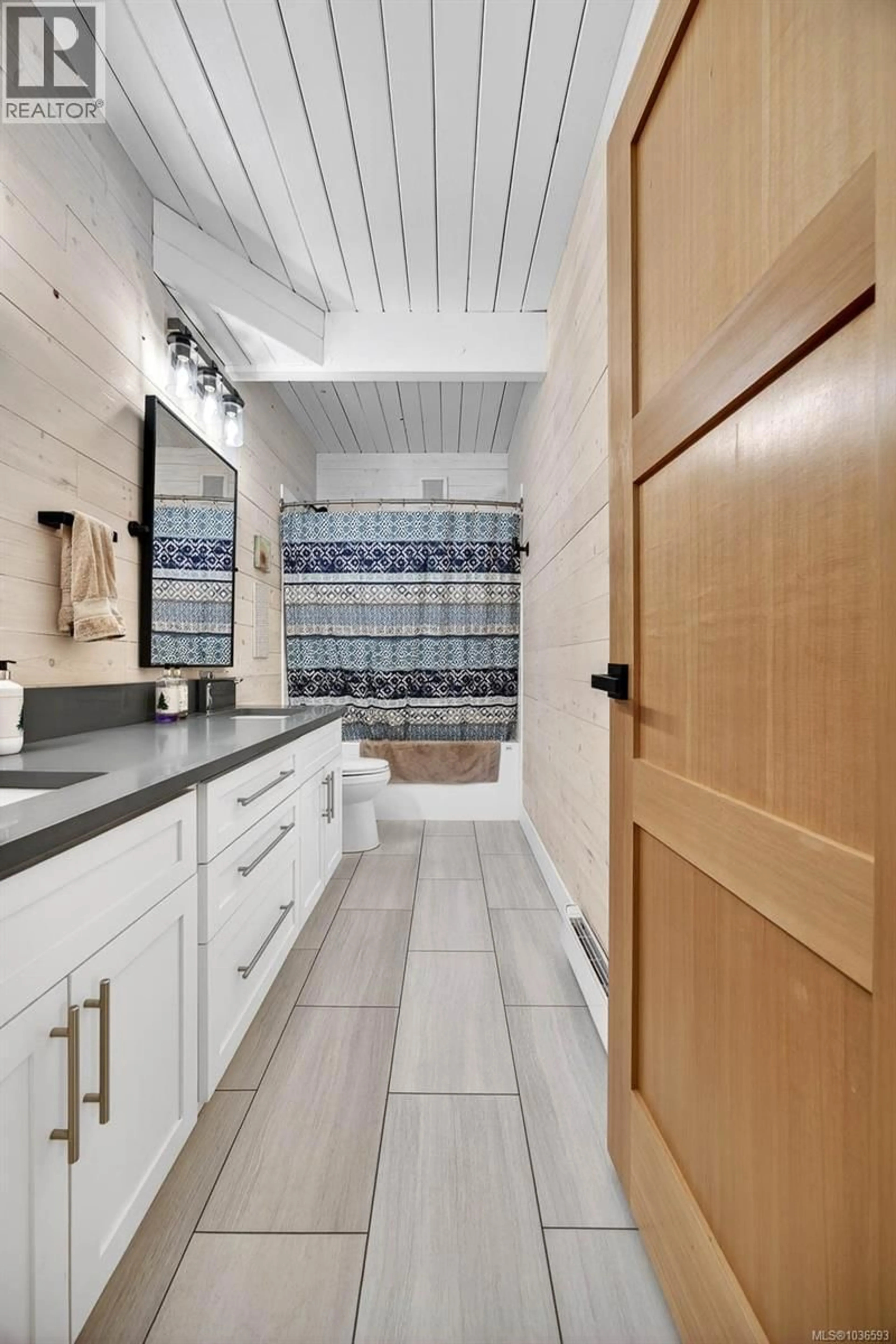 Contemporary bathroom, ceramic/tile floor for 110 FOREST HILL PLACE, Salt Spring British Columbia V8K1J9