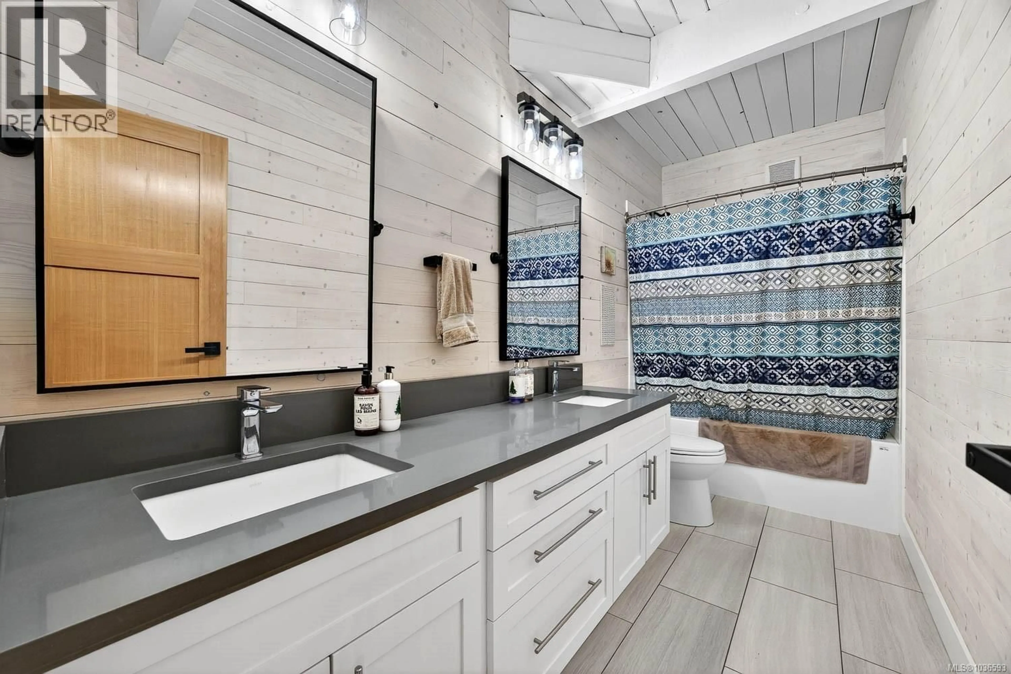 Contemporary bathroom, ceramic/tile floor for 110 FOREST HILL PLACE, Salt Spring British Columbia V8K1J9