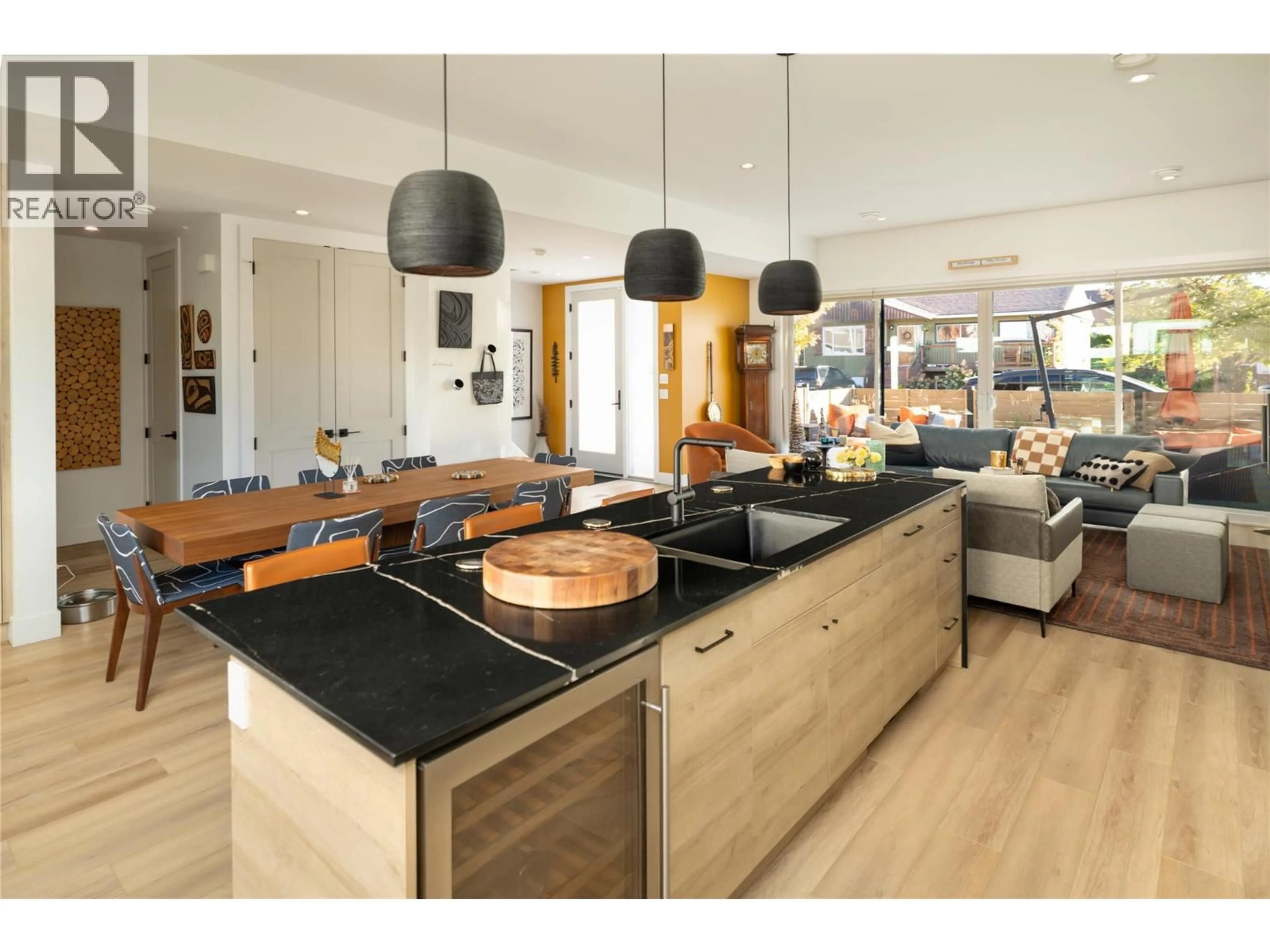 Open concept kitchen, wood/laminate floor for 884 PATTERSON AVENUE, Kelowna British Columbia V1Y7Z3