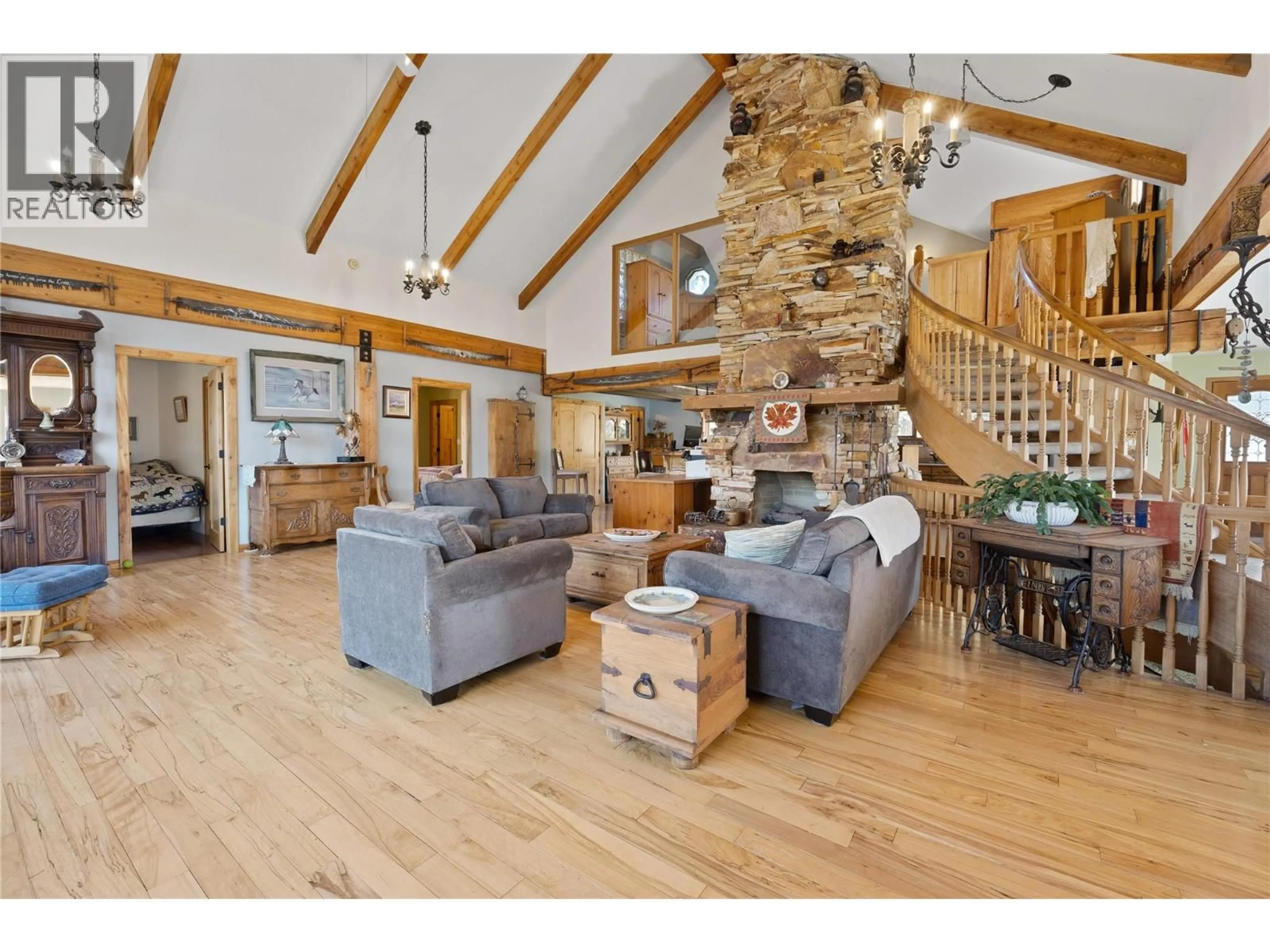 Living room with furniture, wood/laminate floor for 518 SUNNY BAY ROAD, Okanagan Falls British Columbia V0H1R5