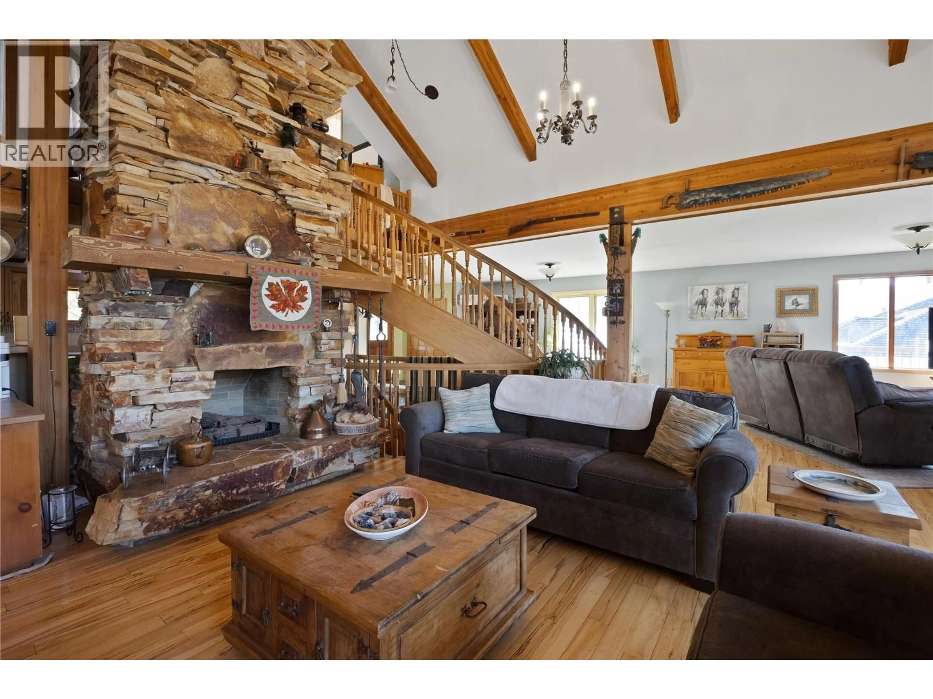 Living room with furniture, wood/laminate floor for 518 SUNNY BAY ROAD, Okanagan Falls British Columbia V0H1R5