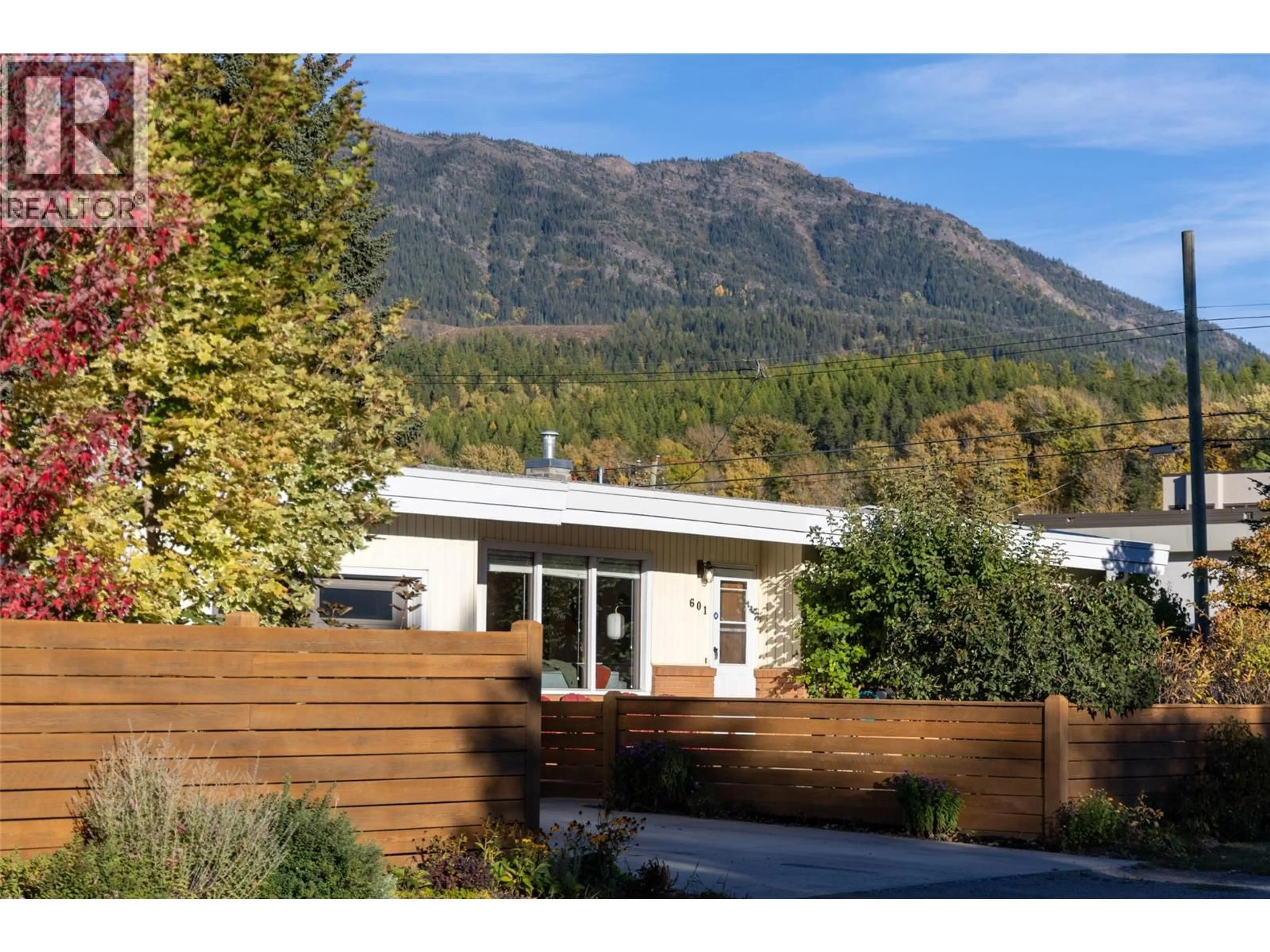 Home with vinyl exterior material, mountain view for 601 3RD AVENUE, Fernie British Columbia V0B1M0