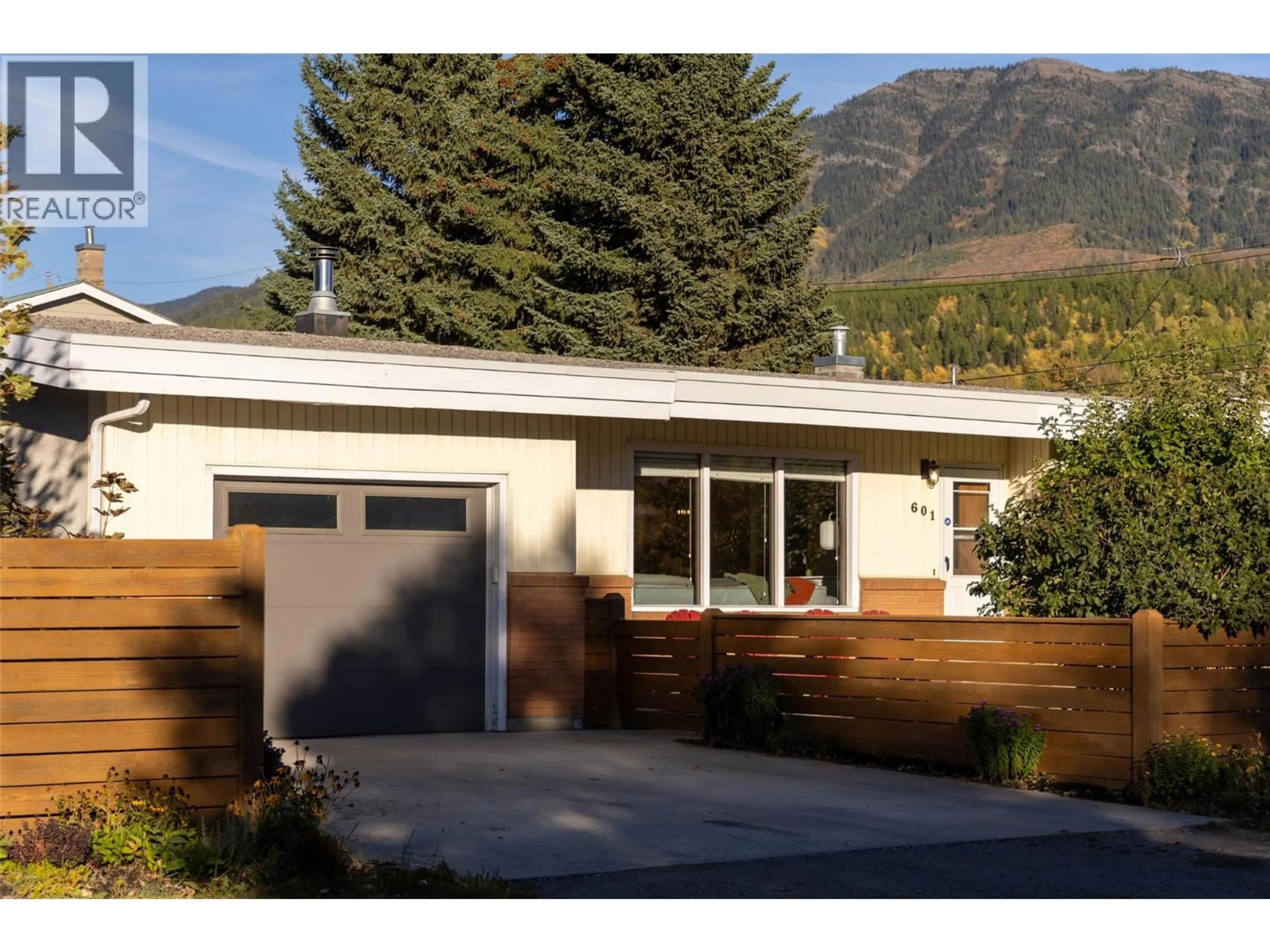 Home with vinyl exterior material, mountain view for 601 3RD AVENUE, Fernie British Columbia V0B1M0