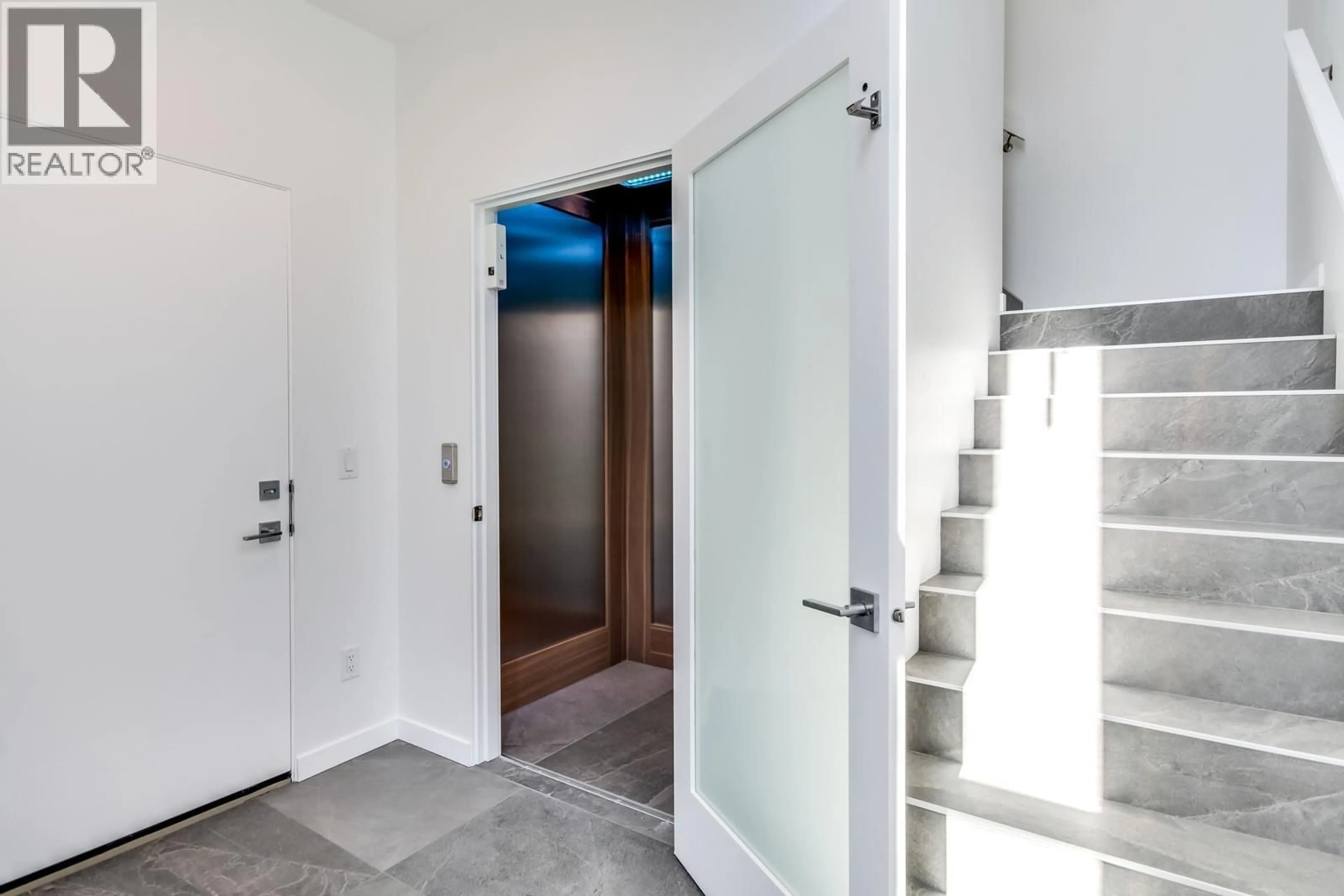 Indoor entryway for 201 - 2630 BATH STREET, Kelowna British Columbia V1Y1M2