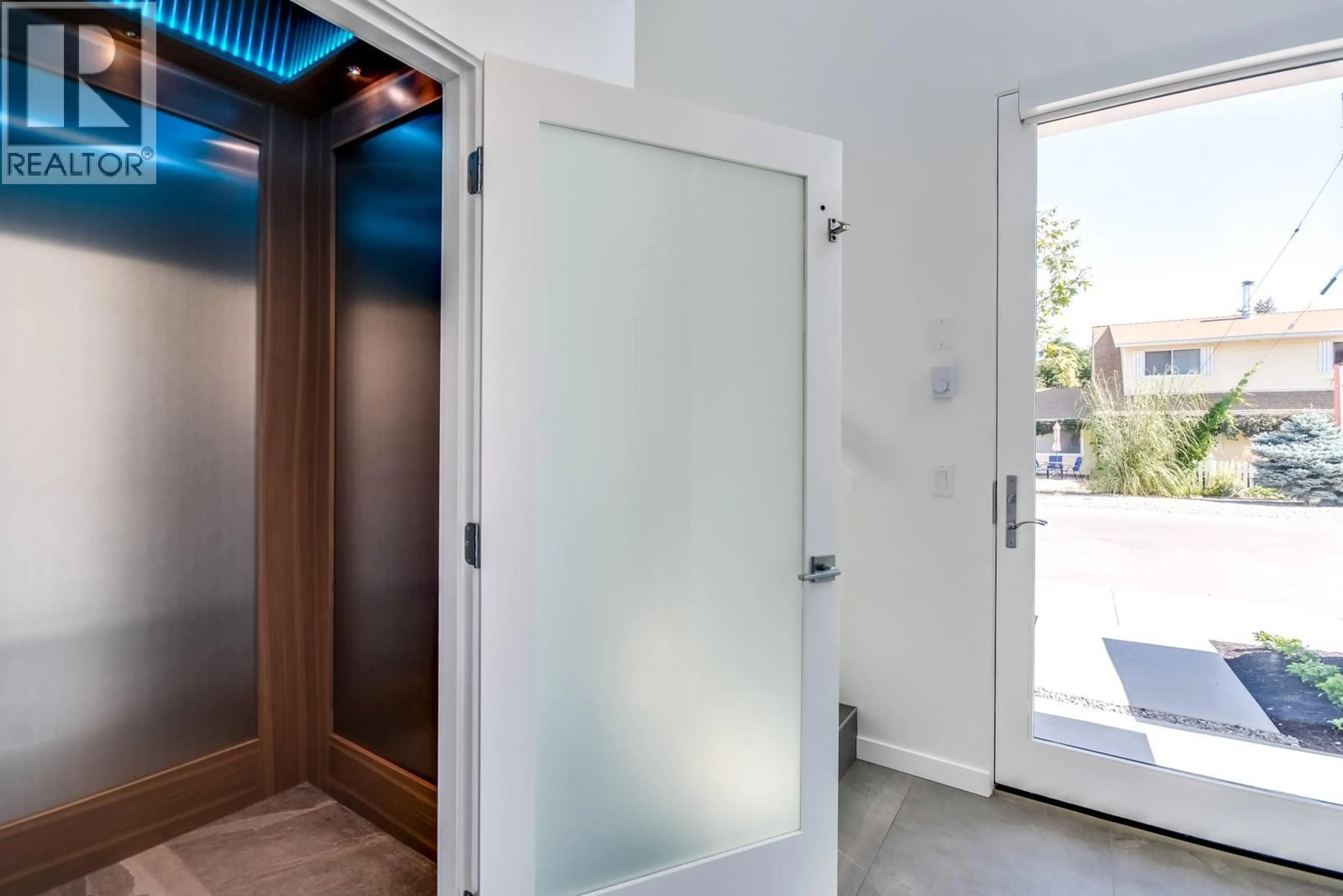 Indoor entryway for 201 - 2630 BATH STREET, Kelowna British Columbia V1Y1M2