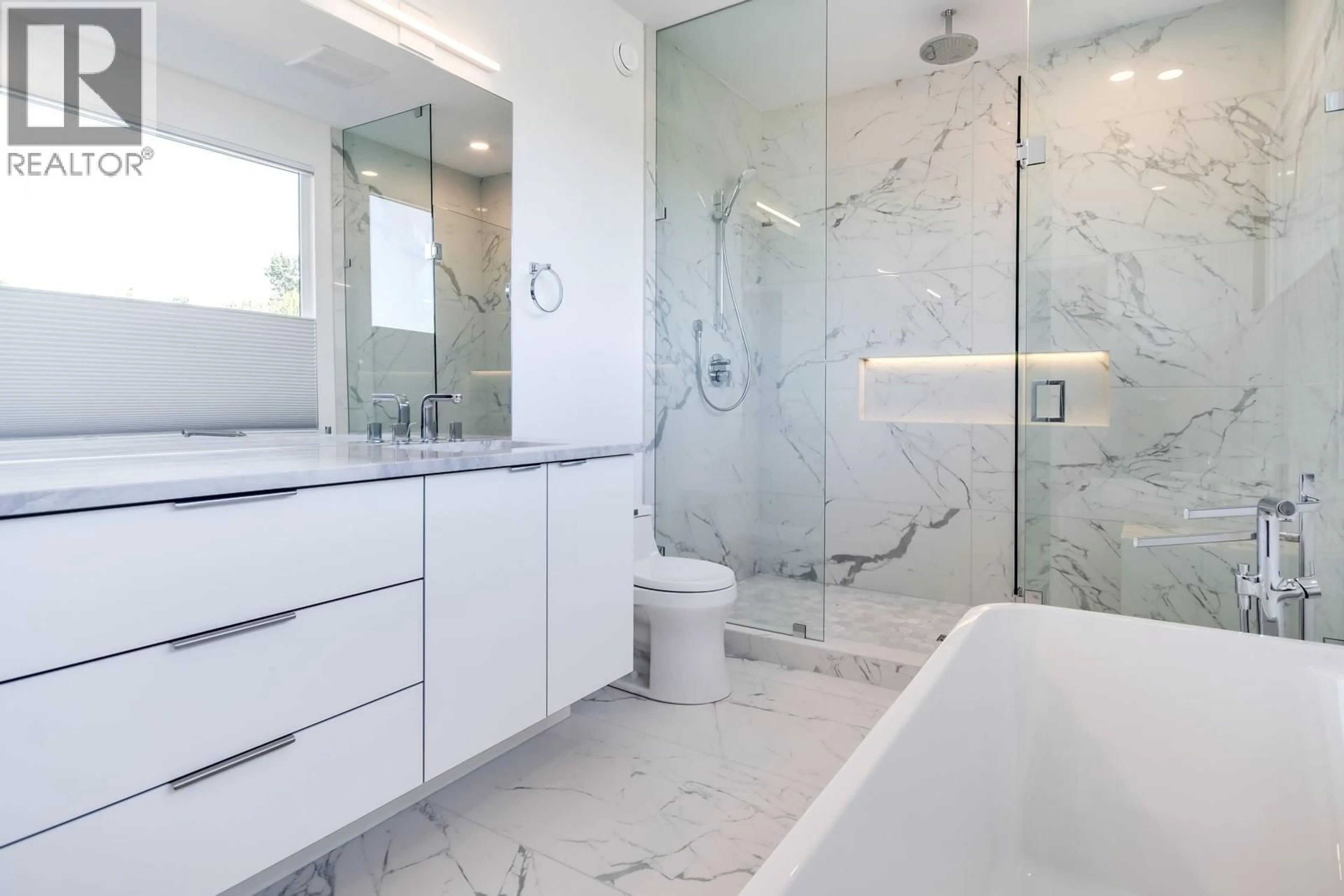 Contemporary bathroom, ceramic/tile floor for 201 - 2630 BATH STREET, Kelowna British Columbia V1Y1M2