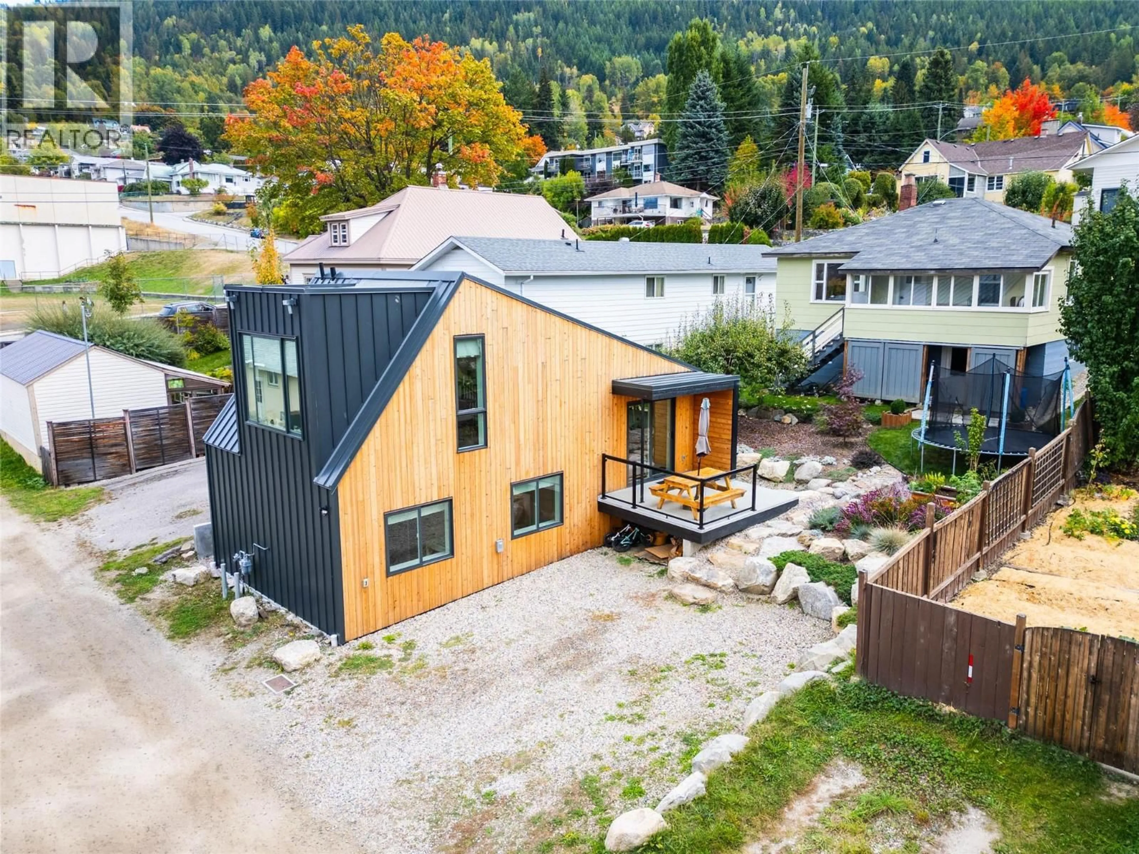 A pic from outside/outdoor area/front of a property/back of a property/a pic from drone, mountain view for 519 ROBSON STREET, Nelson British Columbia V1L5A6