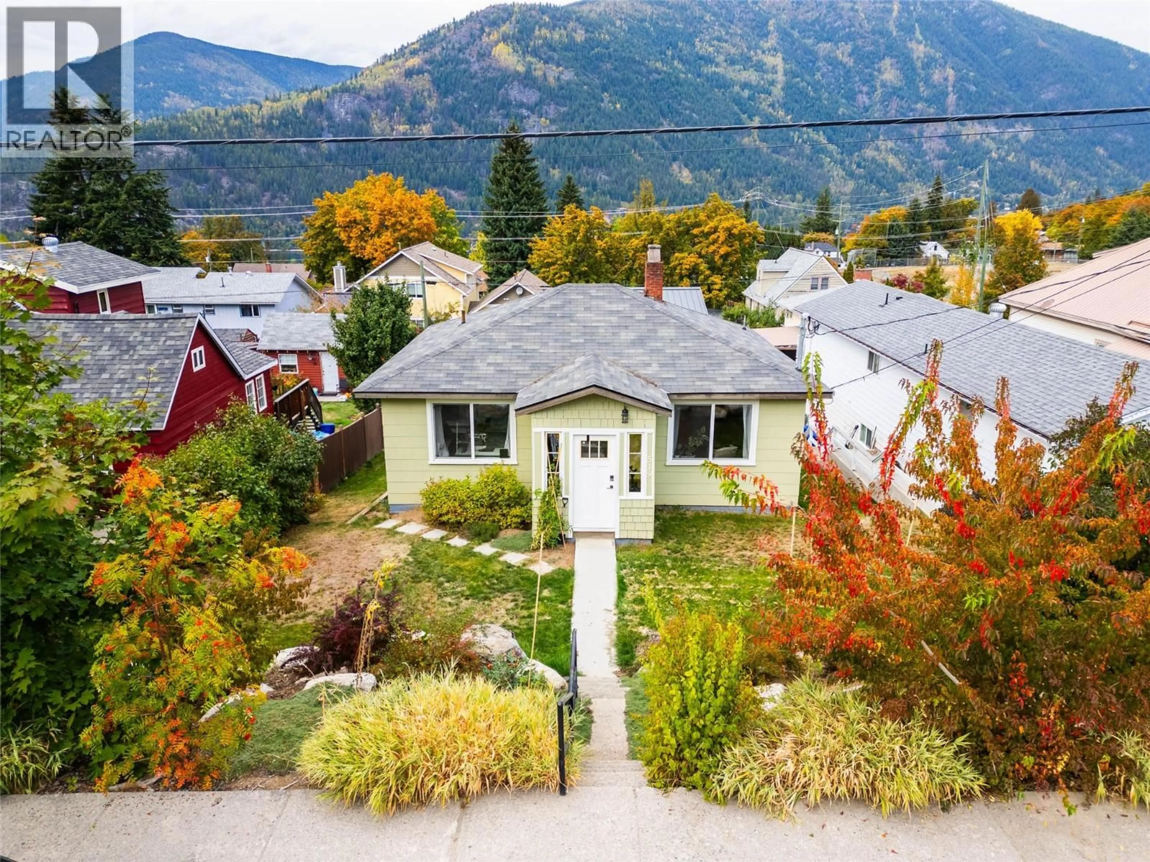 A pic from outside/outdoor area/front of a property/back of a property/a pic from drone, mountain view for 519 ROBSON STREET, Nelson British Columbia V1L5A6