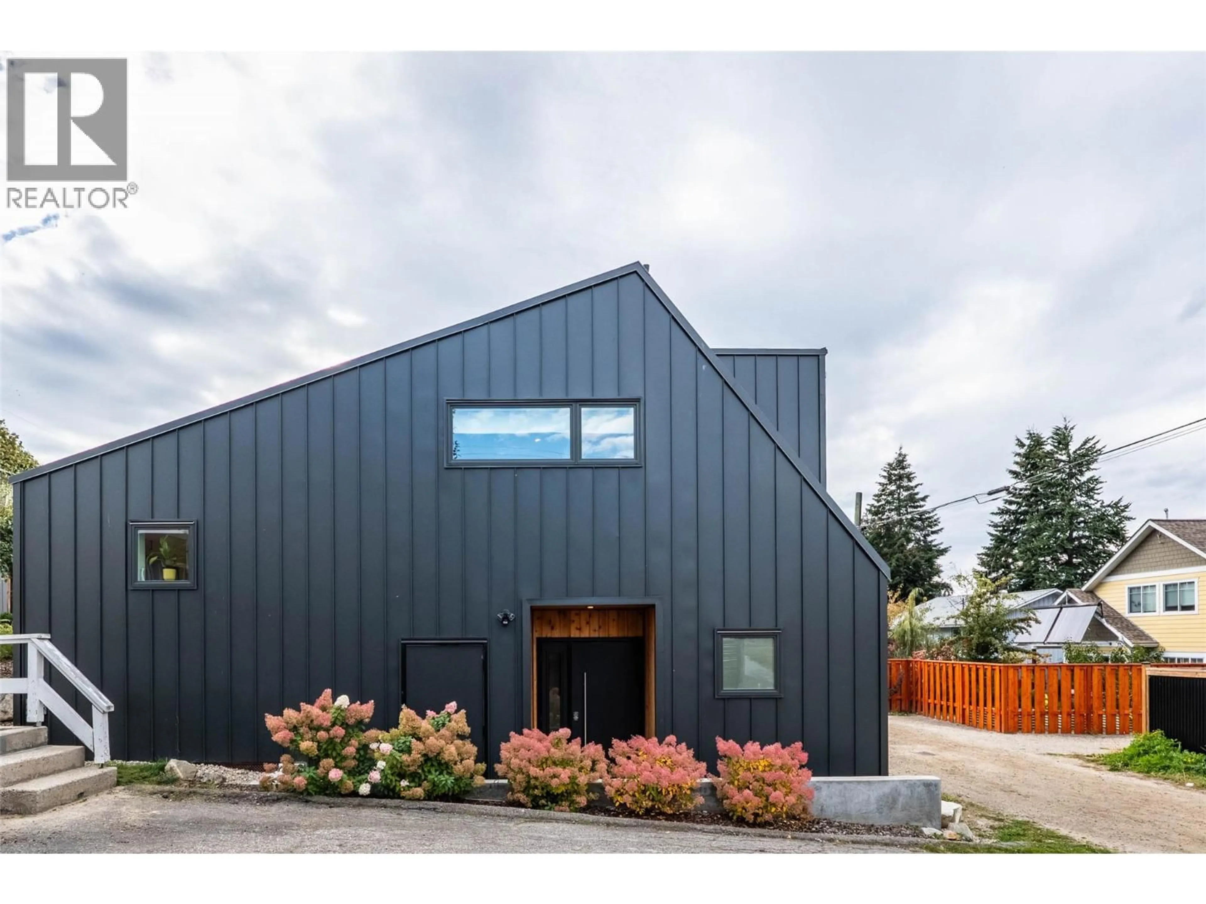 Home with vinyl exterior material, unknown for 519 ROBSON STREET, Nelson British Columbia V1L5A6