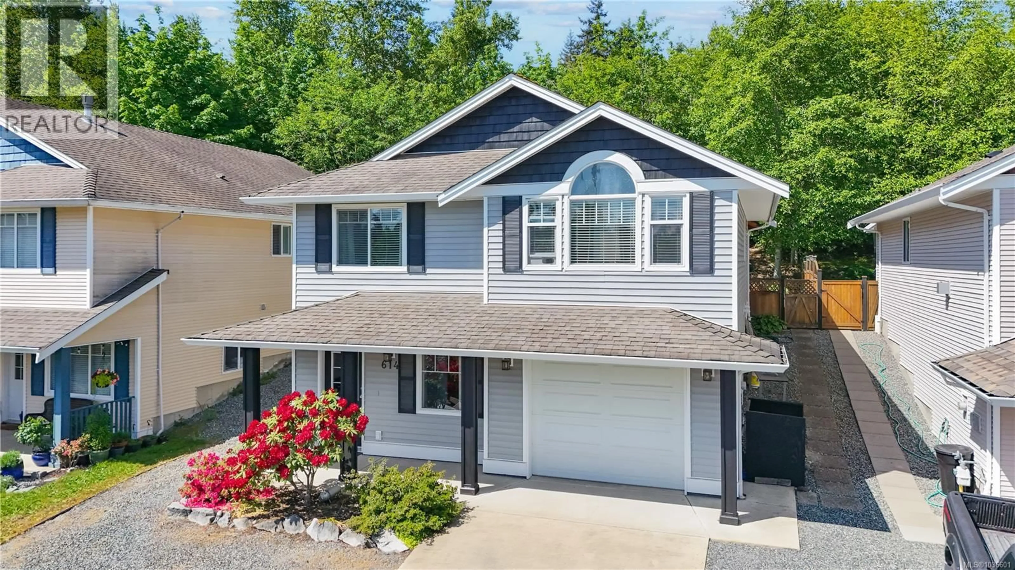 Home with vinyl exterior material, street for 614 OAKWOOD ROAD, Ladysmith British Columbia V9G2C1