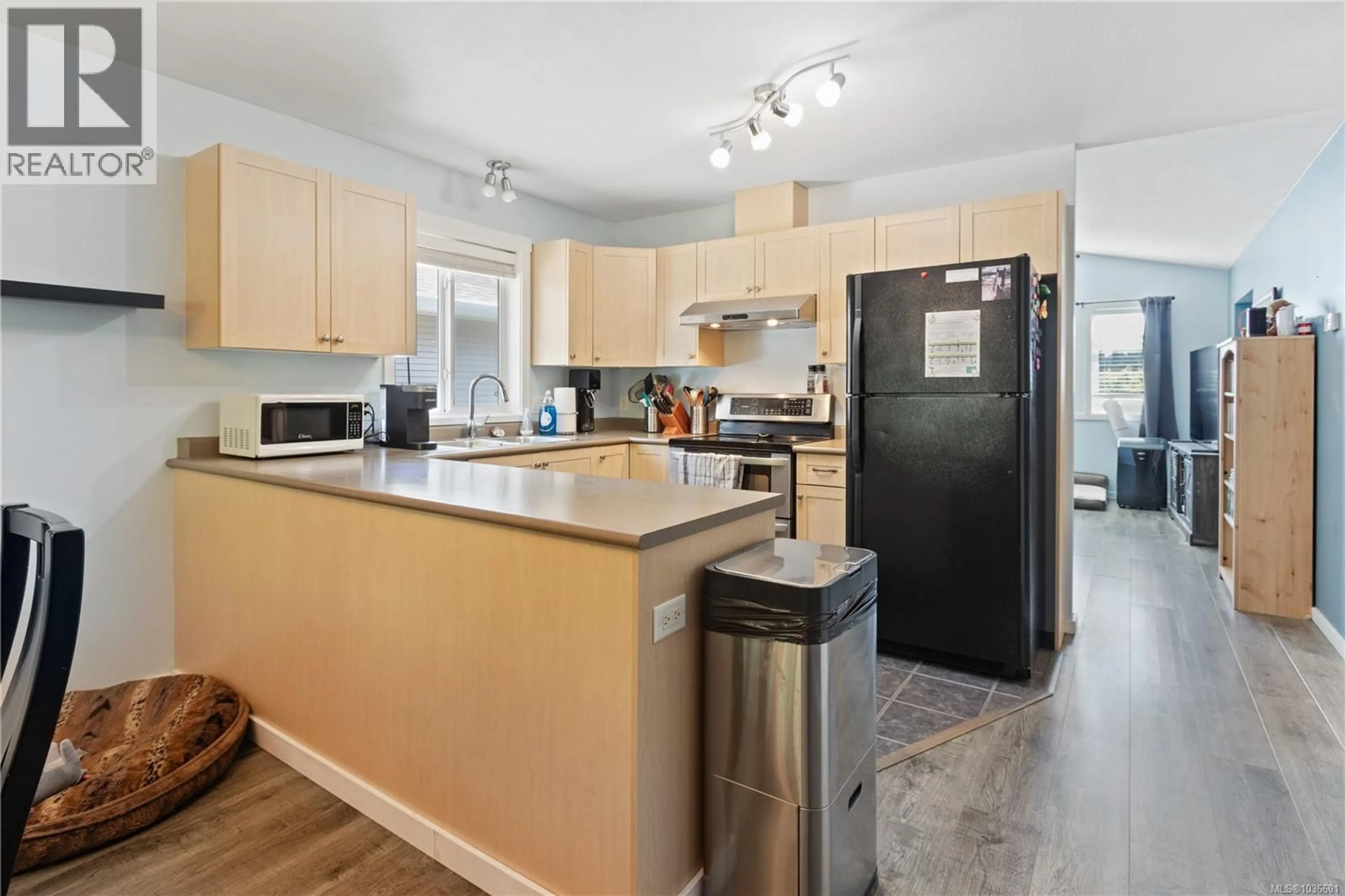 Standard kitchen, unknown for 614 OAKWOOD ROAD, Ladysmith British Columbia V9G2C1